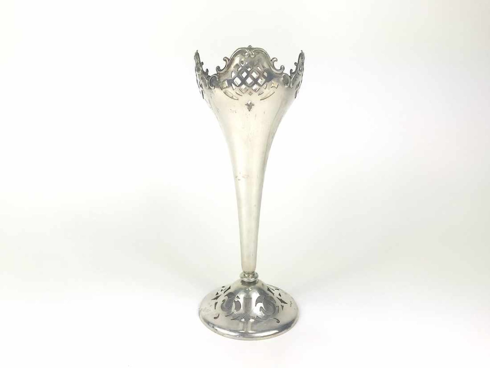 Vase in Pokalform, am oberen und unteren Bereich durchbrochen gearbeitet, 800er Silber, Höhe: 25,8