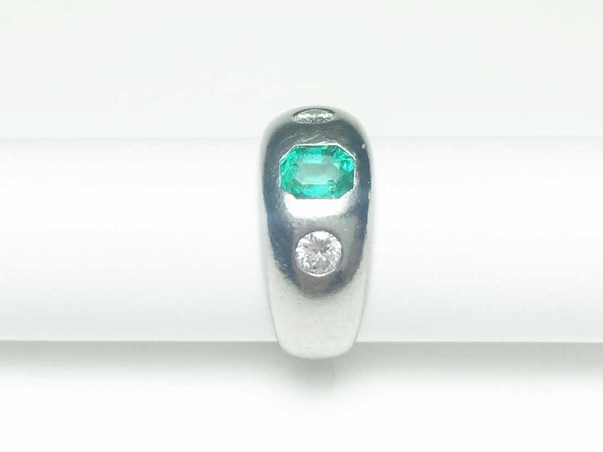 Ring Platin / 11,0 g, 1 Smaragd defekt, 2 Brillanten ca. 0,28 ct W si; RG: ca. 53 - Bild 5 aus 11