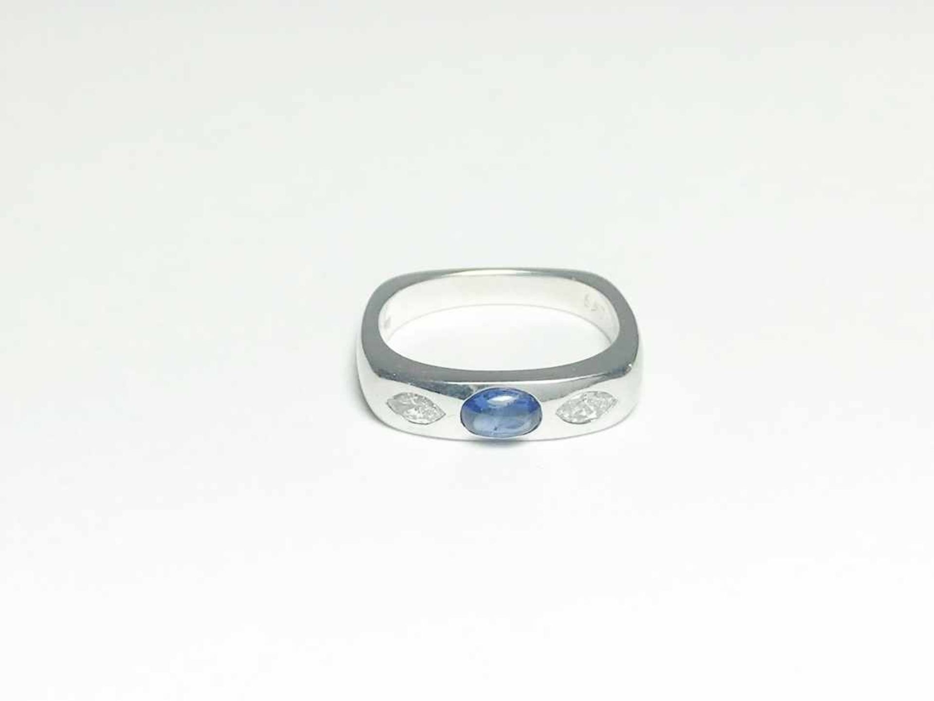 Ring 750 WG / 5,8 g / 2 Diamanten im Navetteschliff, 1 Saphir Cabochon, leicht defekt, punziert - Bild 6 aus 15