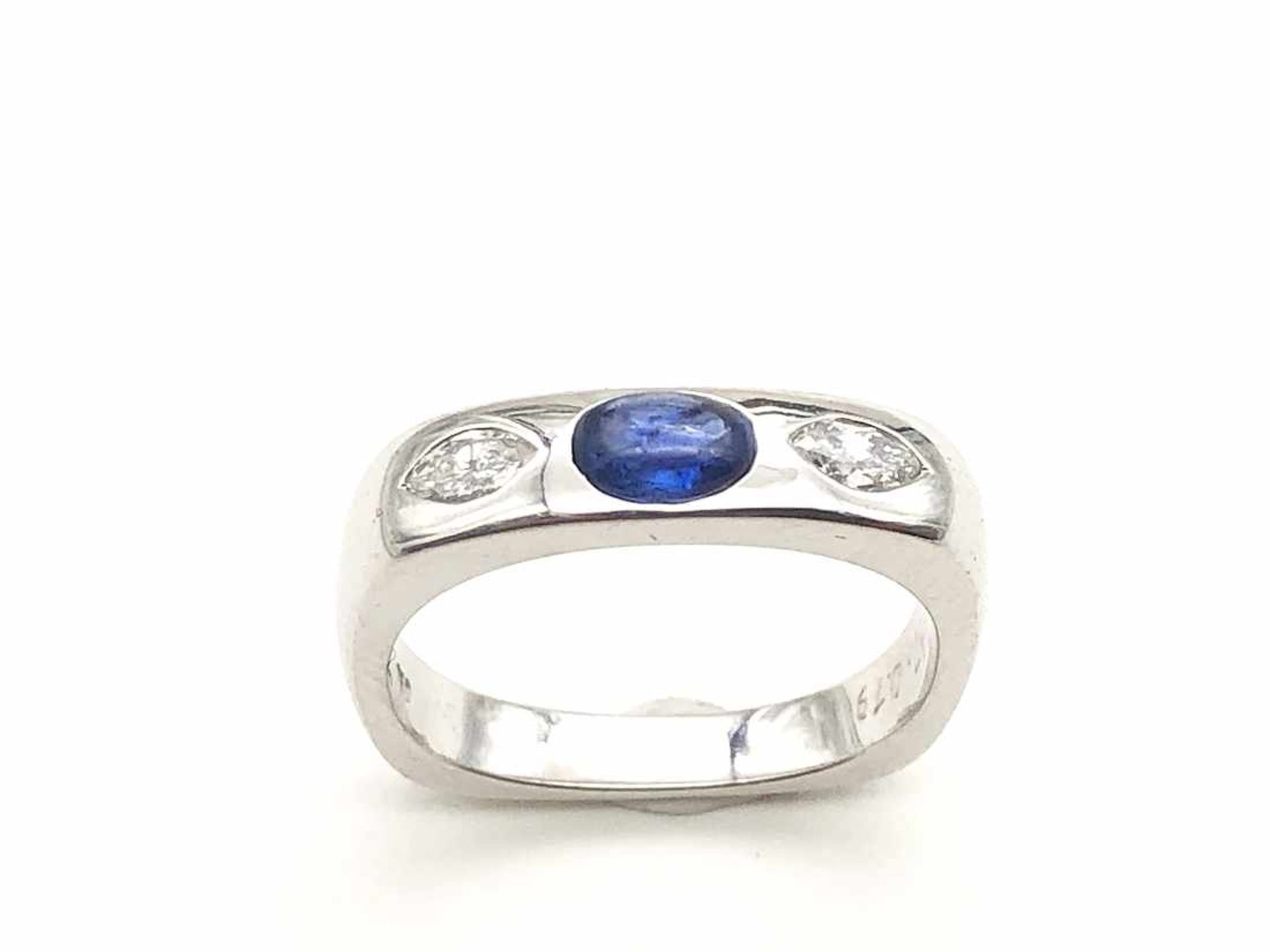 Ring 750 WG / 5,8 g / 2 Diamanten im Navetteschliff, 1 Saphir Cabochon, leicht defekt, punziert