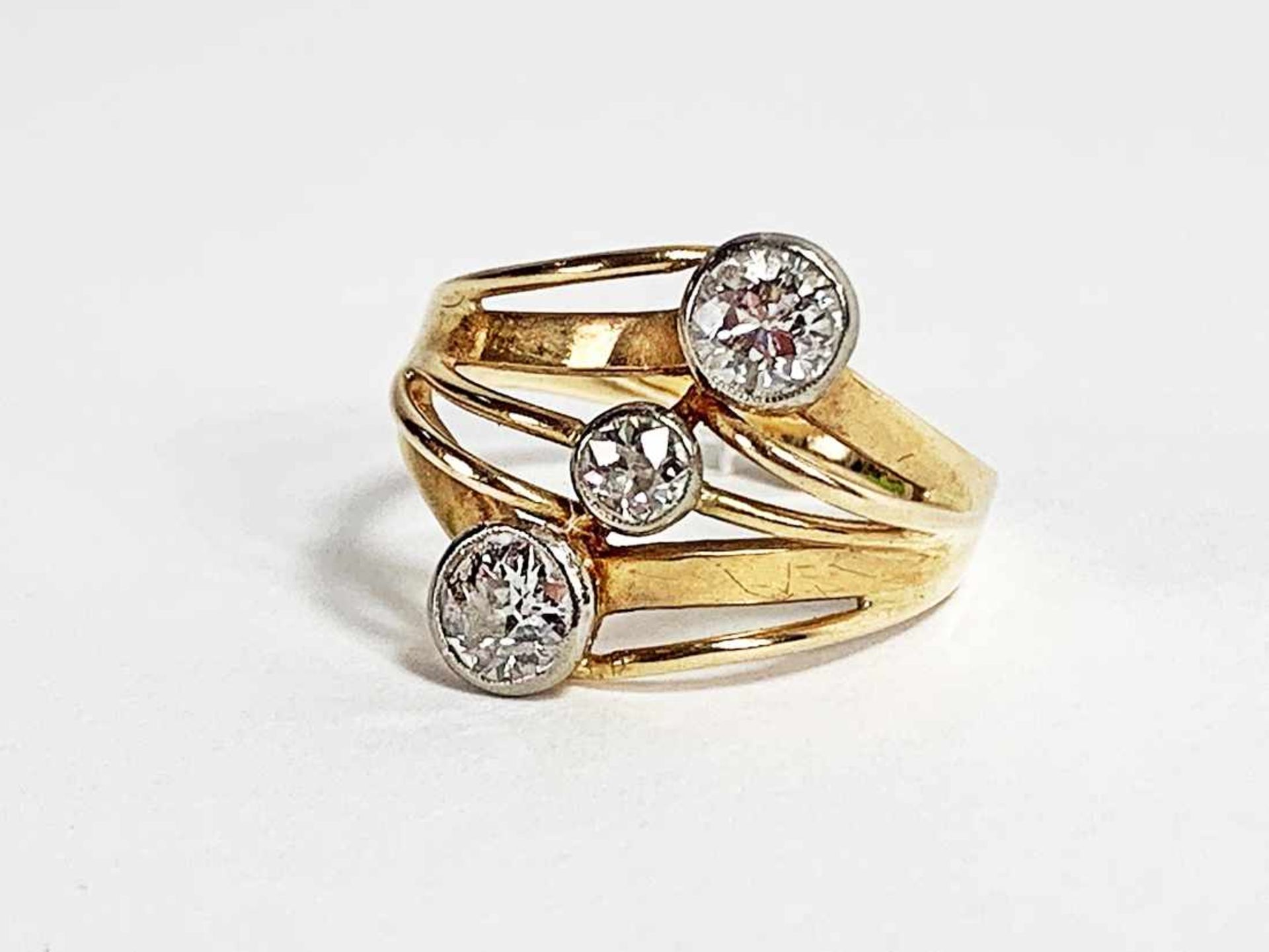 Ring antik, 585 RG / 4,0 g, 3 Diamanten Altschliff ca. 1,15 ct getönt piqué; RG: ca. 59. - Bild 4 aus 5