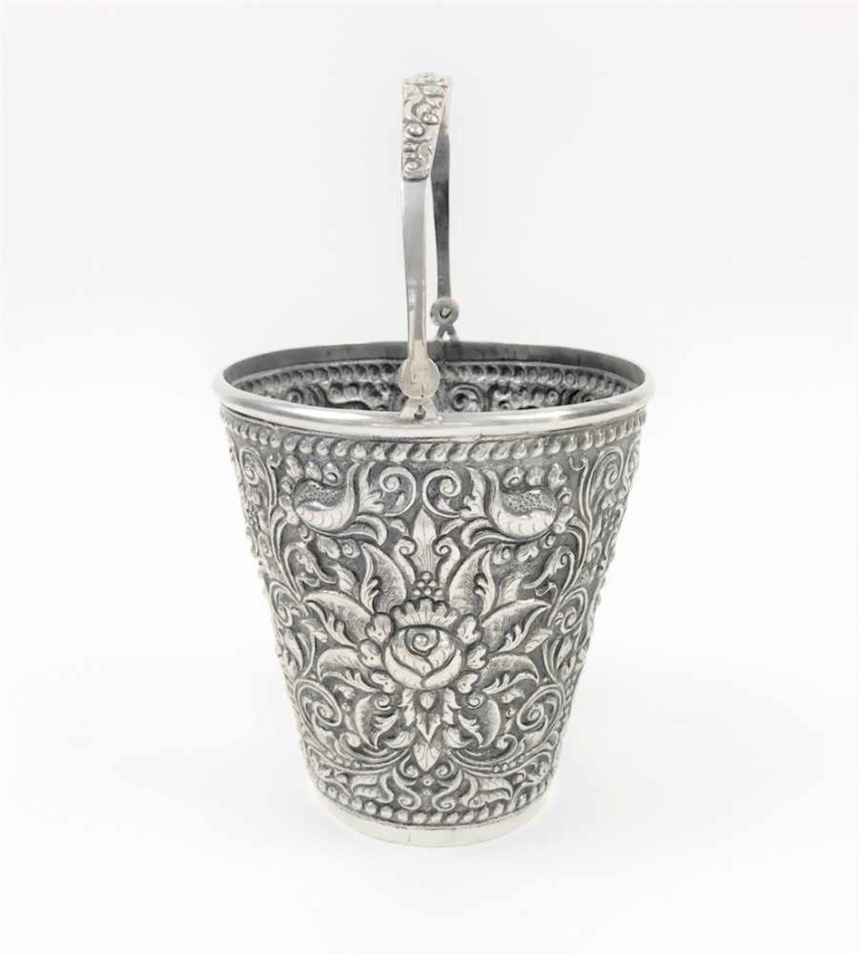 Eiswürfelbehälter / kleiner Flaschenkühler mit Henkel und reliefierter Lotusblüte in 800er Silber, - Bild 2 aus 16