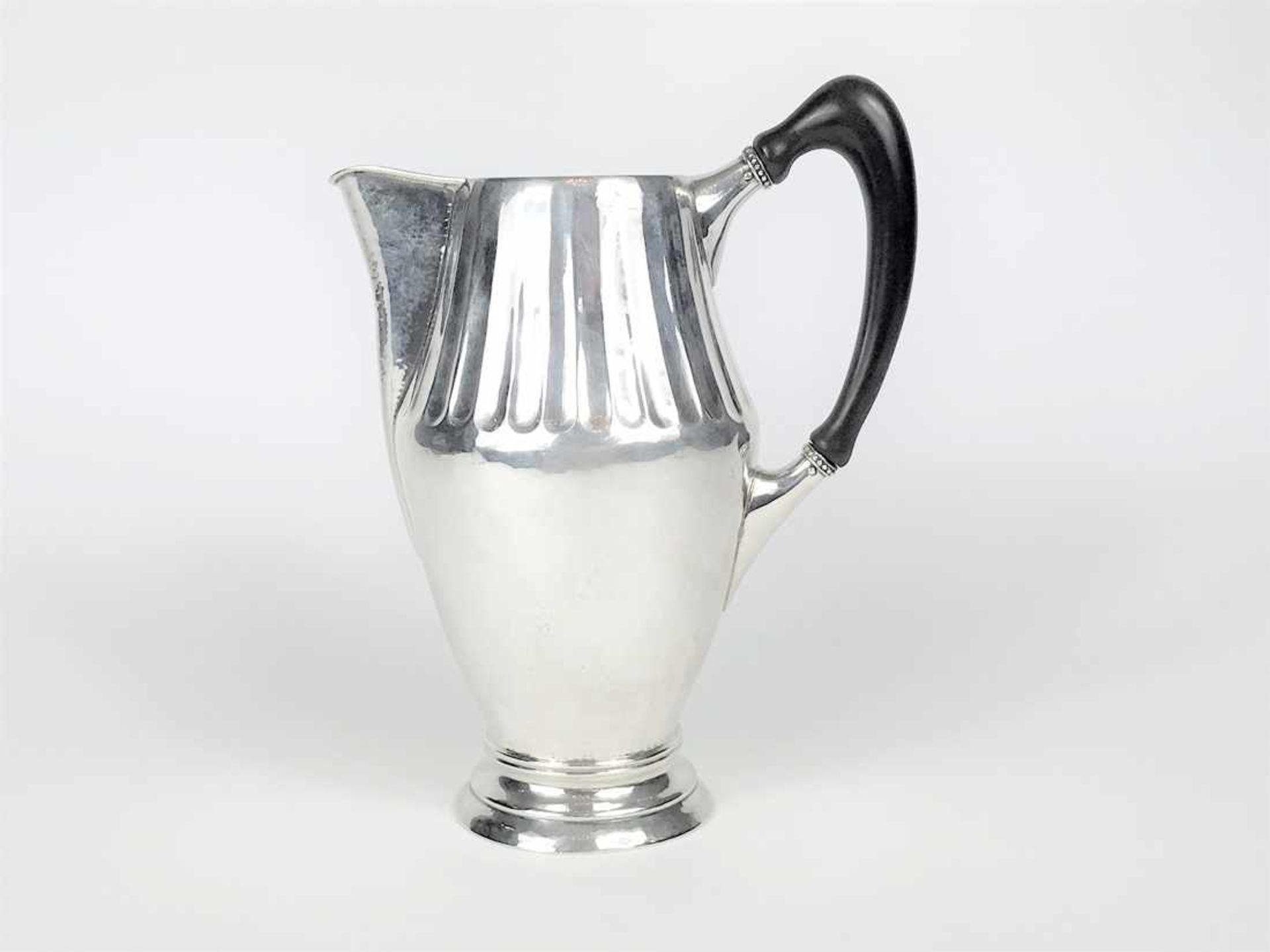 ART DECO Heißwasserkanne mit Ebenholzgriff auf rundem Fuß in gebauchter Form in 835er Silber,