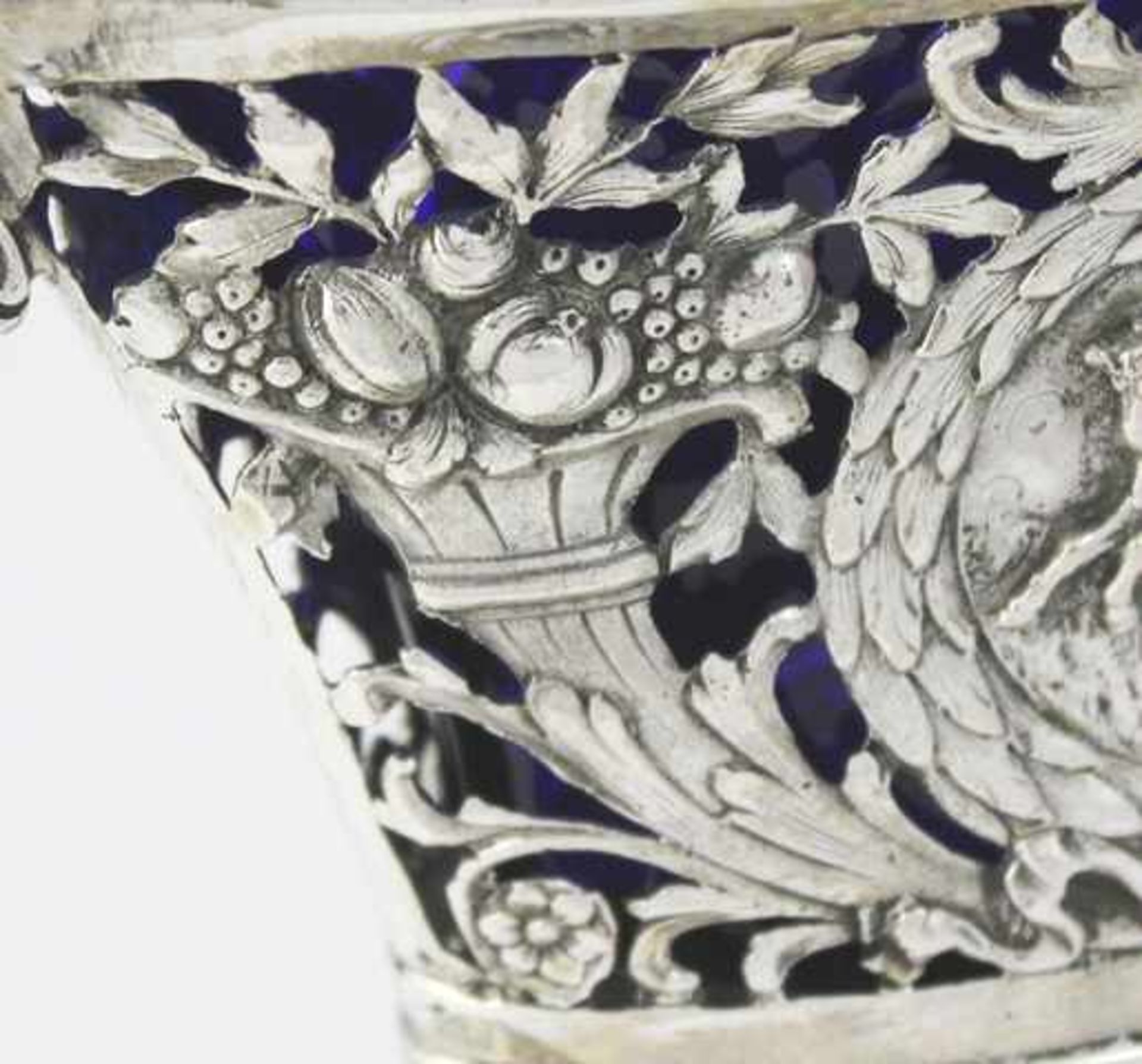 Korbschale mit blauem Glaseinsatz in 800er Silber, konisch auf spitzovalem Fuß, durchbrochene - Bild 8 aus 9