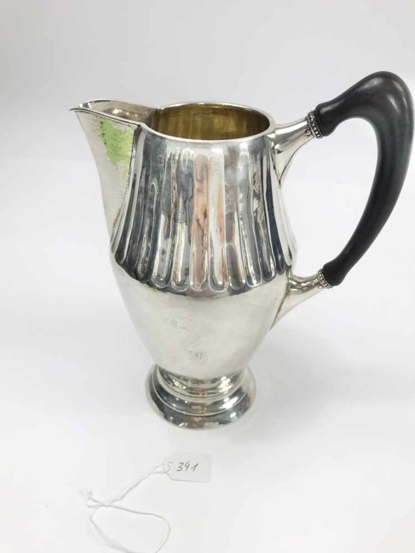 ART DECO Heißwasserkanne mit Ebenholzgriff auf rundem Fuß in gebauchter Form in 835er Silber, - Bild 9 aus 16