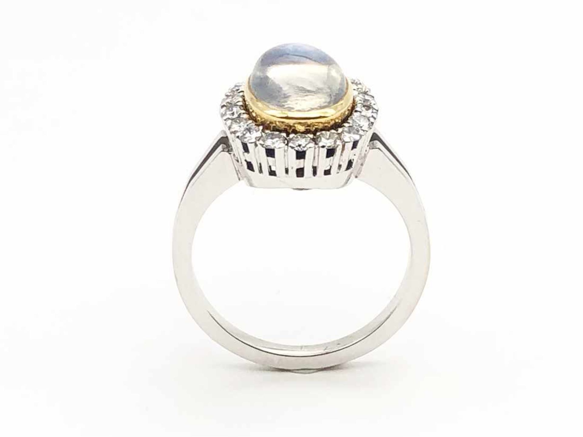 Ring 585 WG/GG / 8,1 g, 1 Mondstein ca 10,6 x 8,0 mm, 18 Brillanten ca. 0,75 ct W si; RG: ca. 59 - Bild 3 aus 7