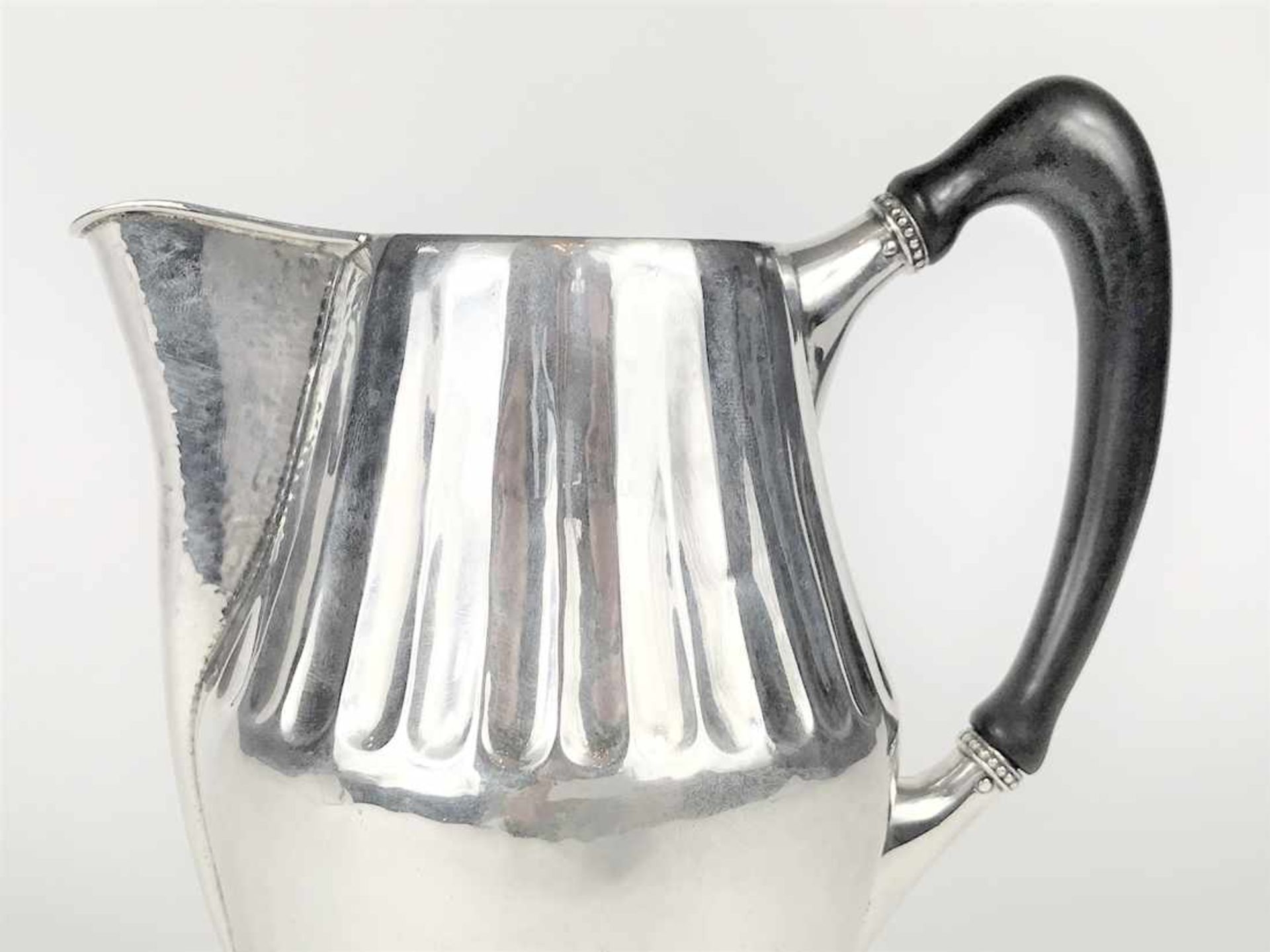 ART DECO Heißwasserkanne mit Ebenholzgriff auf rundem Fuß in gebauchter Form in 835er Silber, - Bild 2 aus 16