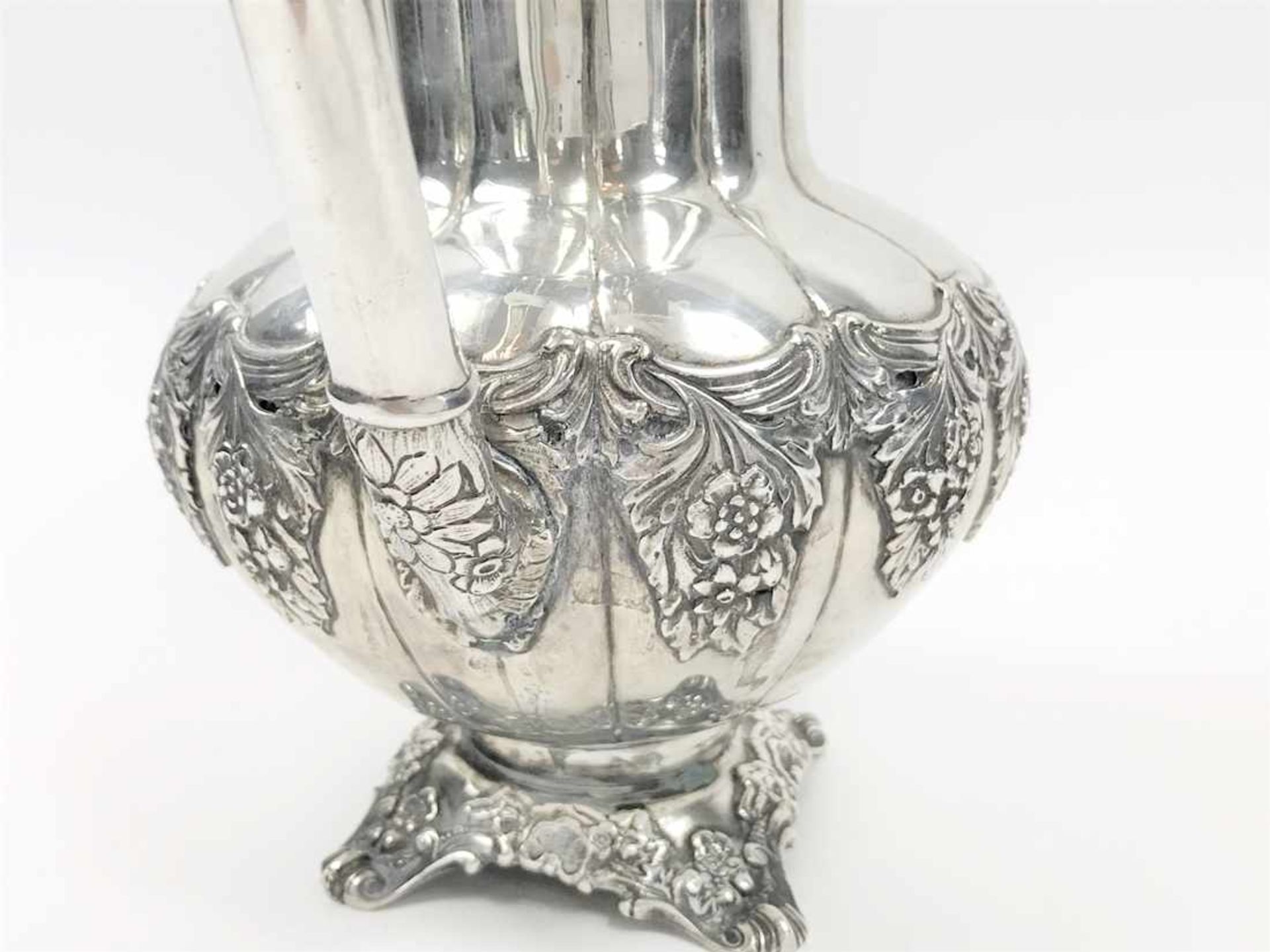 Schenkkrug mit umlaufend reliefierter Blütenbordüre in 830er Silber, hergestellt in der - Bild 12 aus 25