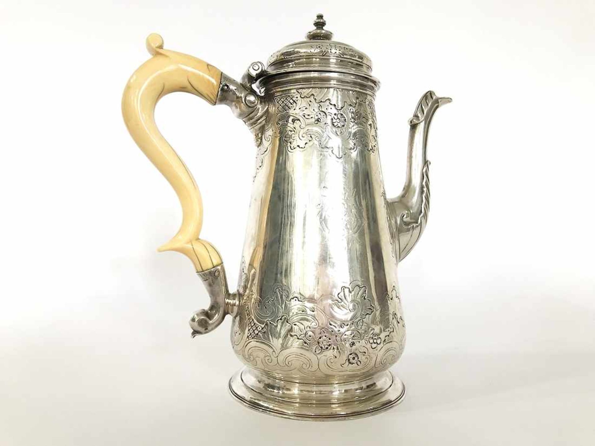 Kaffeekanne, 925er Silber, Silbermarke Kannenboden, Elfenbeinhenkel; handgetrieben, wohl London 1778 - Bild 2 aus 14