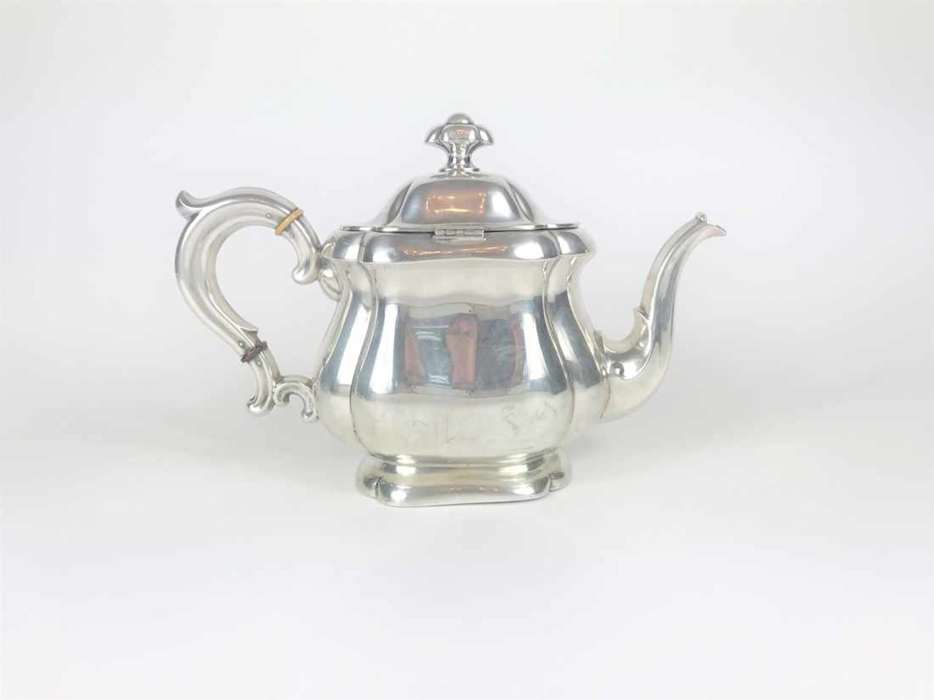 Teekanne in barocker Form in 830er Silber, Hornisolierungen am Griff, Wärmeisolierung in Craquelé. - Bild 2 aus 28