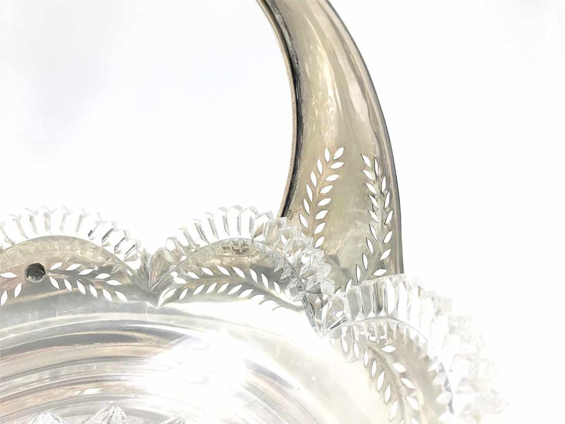 Große Korbschale mit Kristallglaseinsatz, passiger Wandung und Bügel in 800er Silber, hergestellt in - Bild 5 aus 17