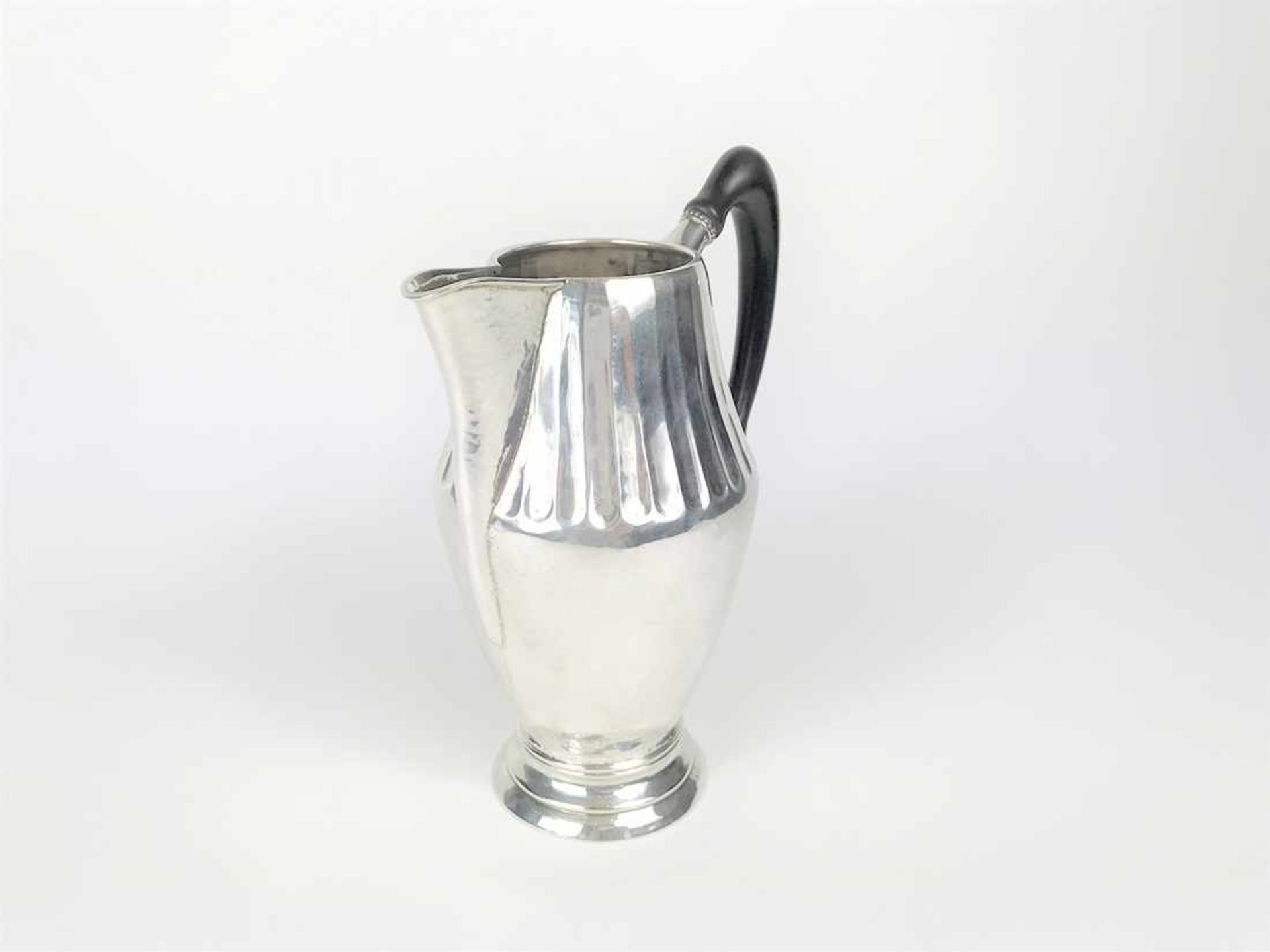 ART DECO Heißwasserkanne mit Ebenholzgriff auf rundem Fuß in gebauchter Form in 835er Silber, - Bild 6 aus 16
