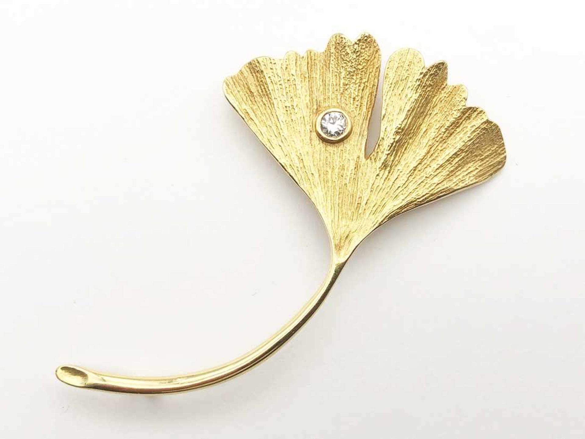 Anhänger Gingkoblatt 750 GG / 13,5 g, 1 Brillant ca. 0,15 ct W vsi; Länge: ca. 6,75 cm