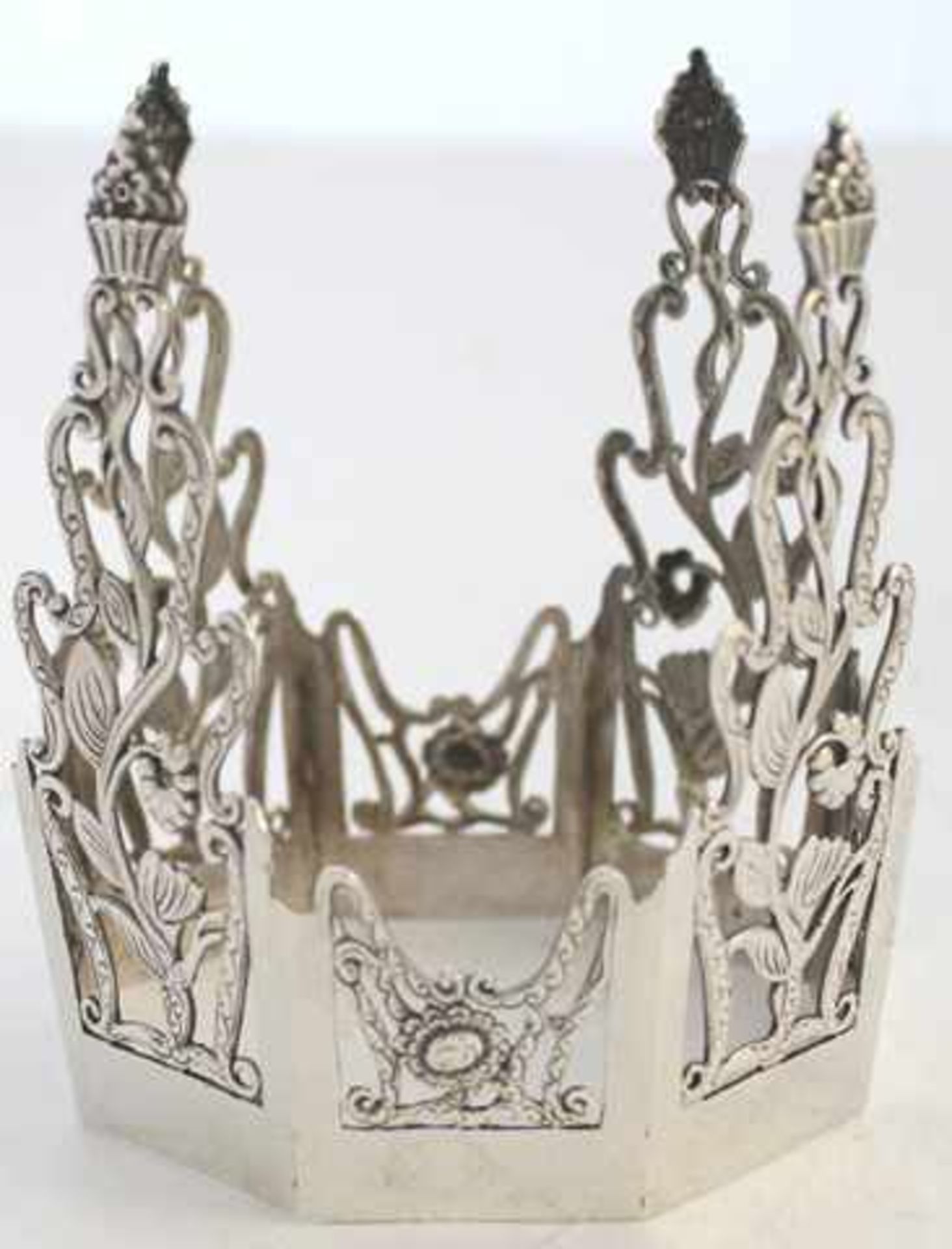 Nach unten offener Flaschenhalter mit floralem Dekor in 800er Silber, hergestellt in den
