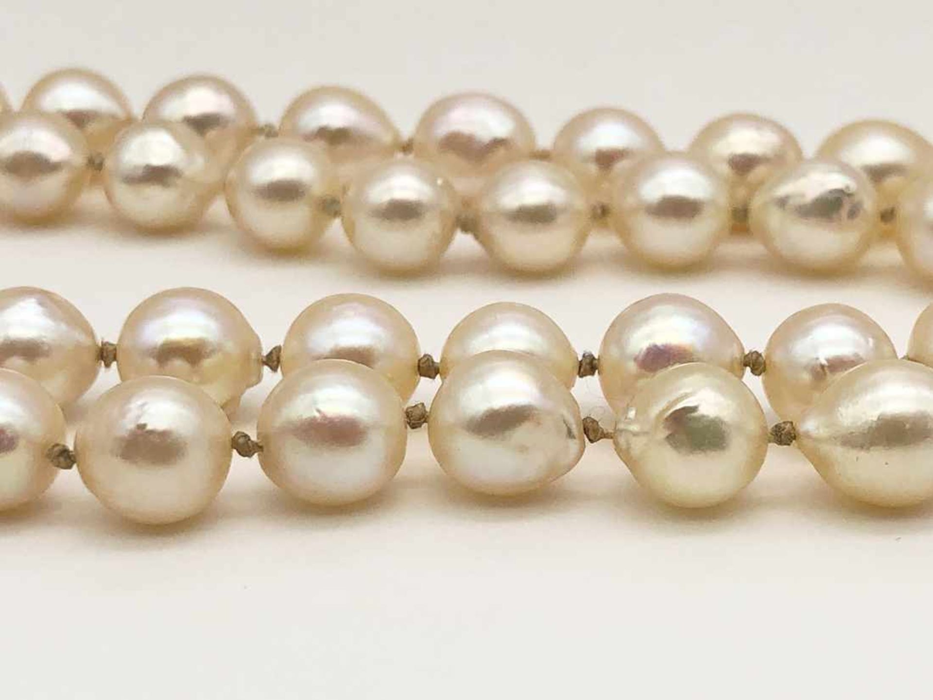 Perlenkette mit Saphirverschluss 585 WG/GG, 1 Saphir; Länge Kette: ca. 88 cm, Ø Schließe ca. 1,36 - Bild 7 aus 8