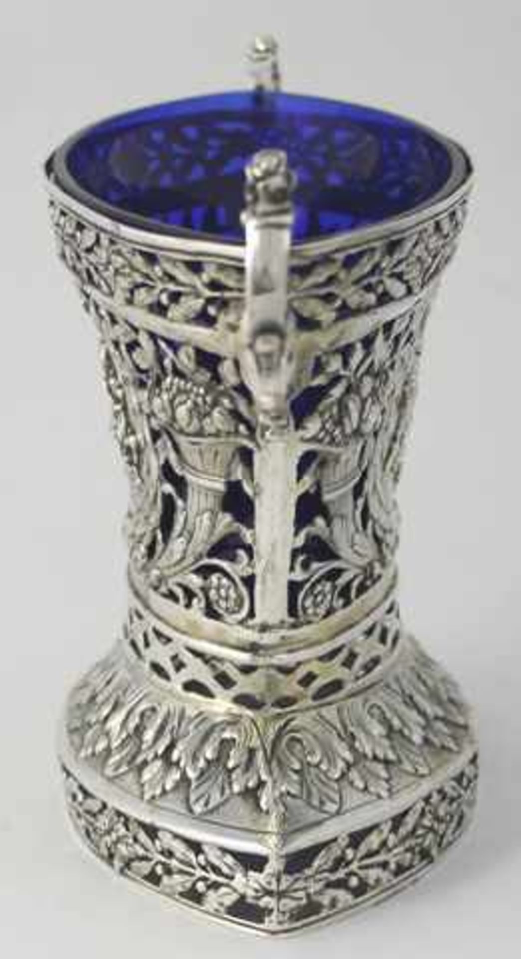 Korbschale mit blauem Glaseinsatz in 800er Silber, konisch auf spitzovalem Fuß, durchbrochene - Bild 2 aus 9