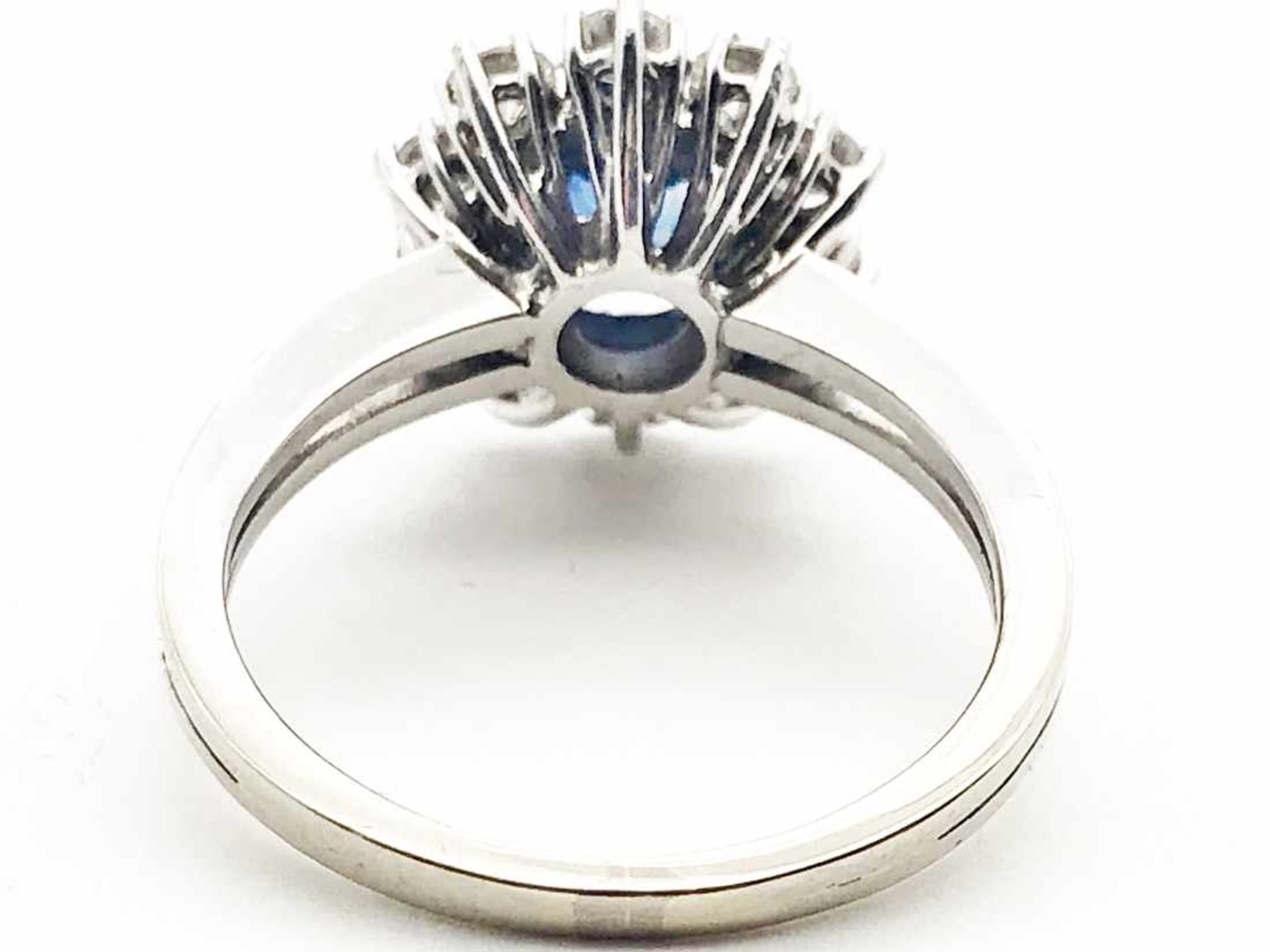 Ring 585 WG / 4,1 g, Saphir, 10 Brillanten ca. 0,65 ct W vsi-si; RG: ca. 52 - Bild 9 aus 9