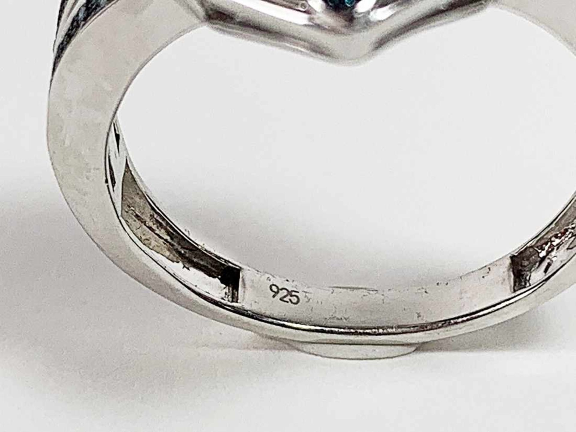 Herz-Ring 925er Silber, besetzt mit blauen und weißen Diamanten; Gewicht: 6,9 g, RG: 64 - Bild 6 aus 8