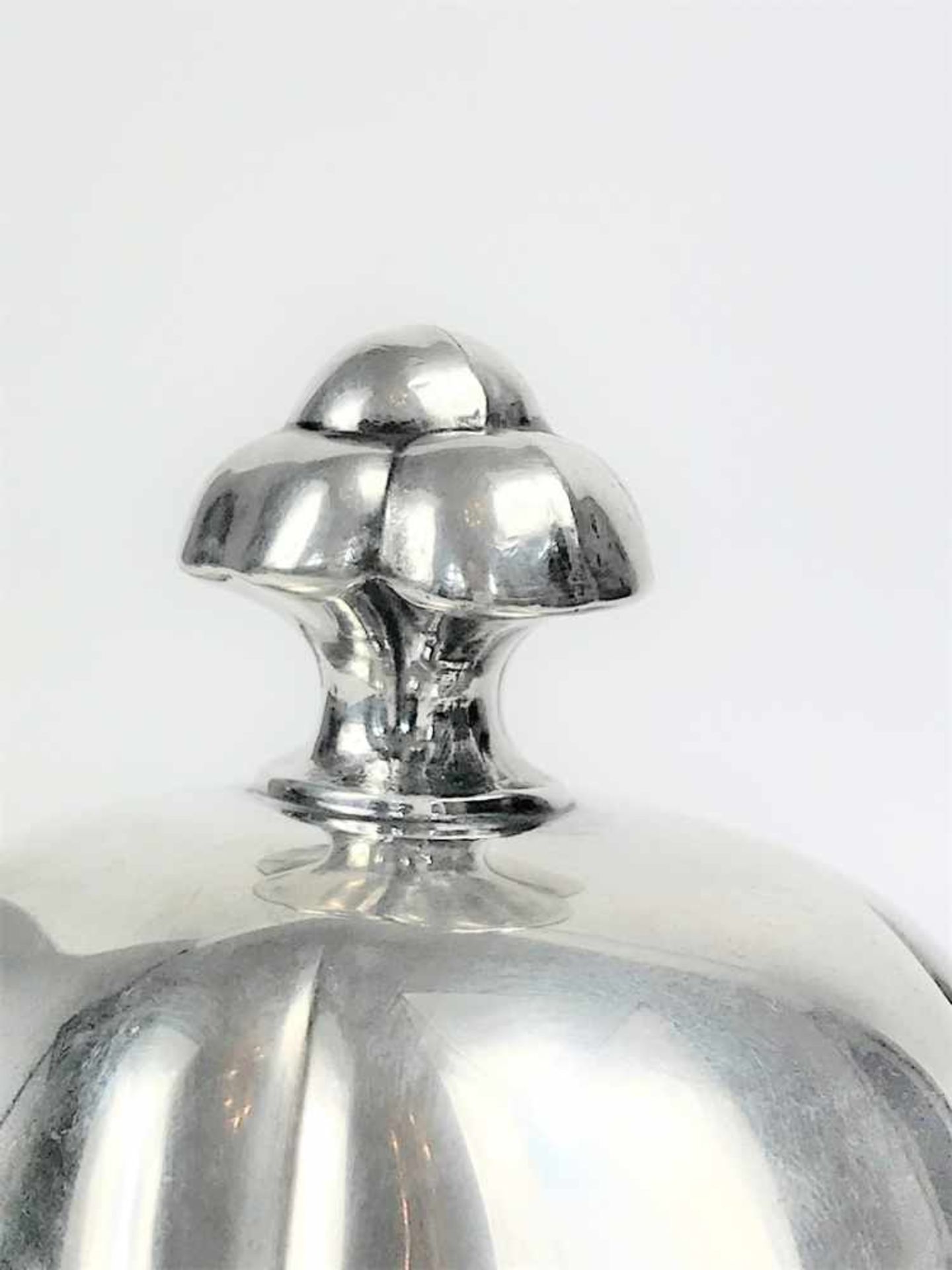 Teekanne in barocker Form in 830er Silber, Hornisolierungen am Griff, Wärmeisolierung in Craquelé. - Bild 25 aus 28