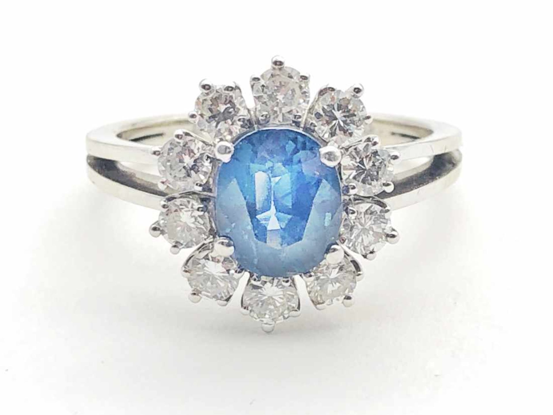 Ring 585 WG / 4,1 g, Saphir, 10 Brillanten ca. 0,65 ct W vsi-si; RG: ca. 52