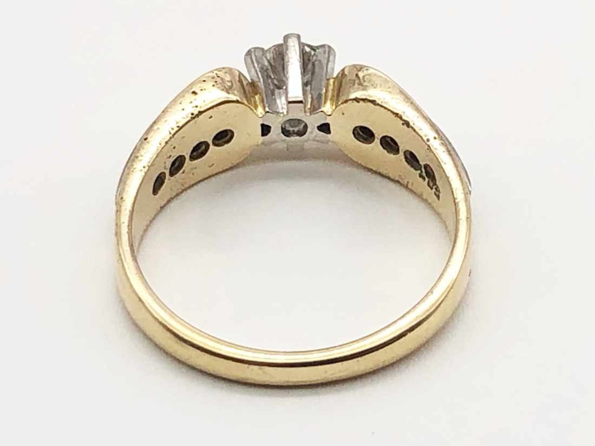 Ring 585 GG / 6,3 g, 1 Brillant, Ø ca. 4,55 mm, TCR vsi und 8 Diamanten; RG: ca. 60 - Bild 6 aus 6