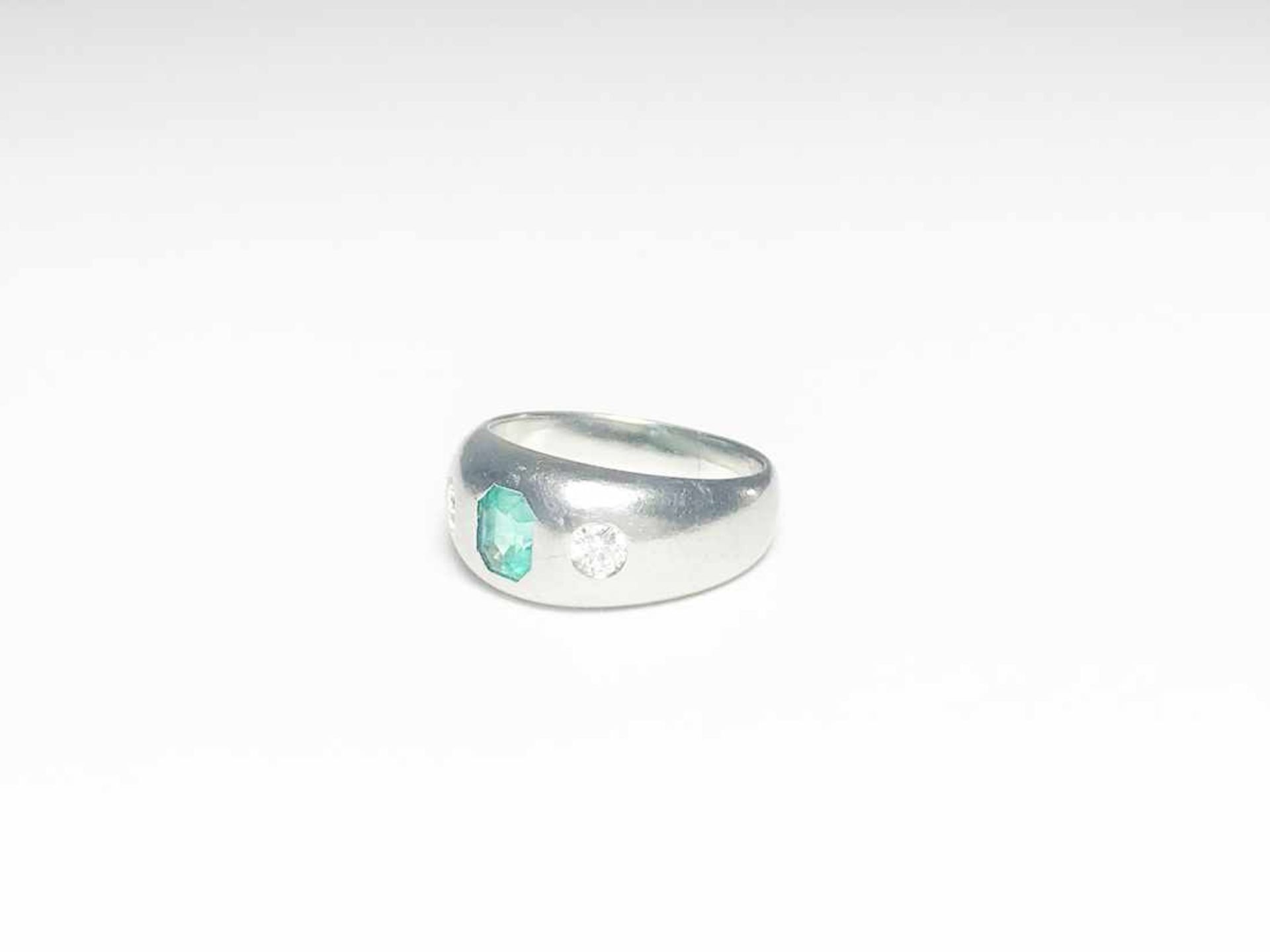 Ring Platin / 11,0 g, 1 Smaragd defekt, 2 Brillanten ca. 0,28 ct W si; RG: ca. 53 - Bild 7 aus 11