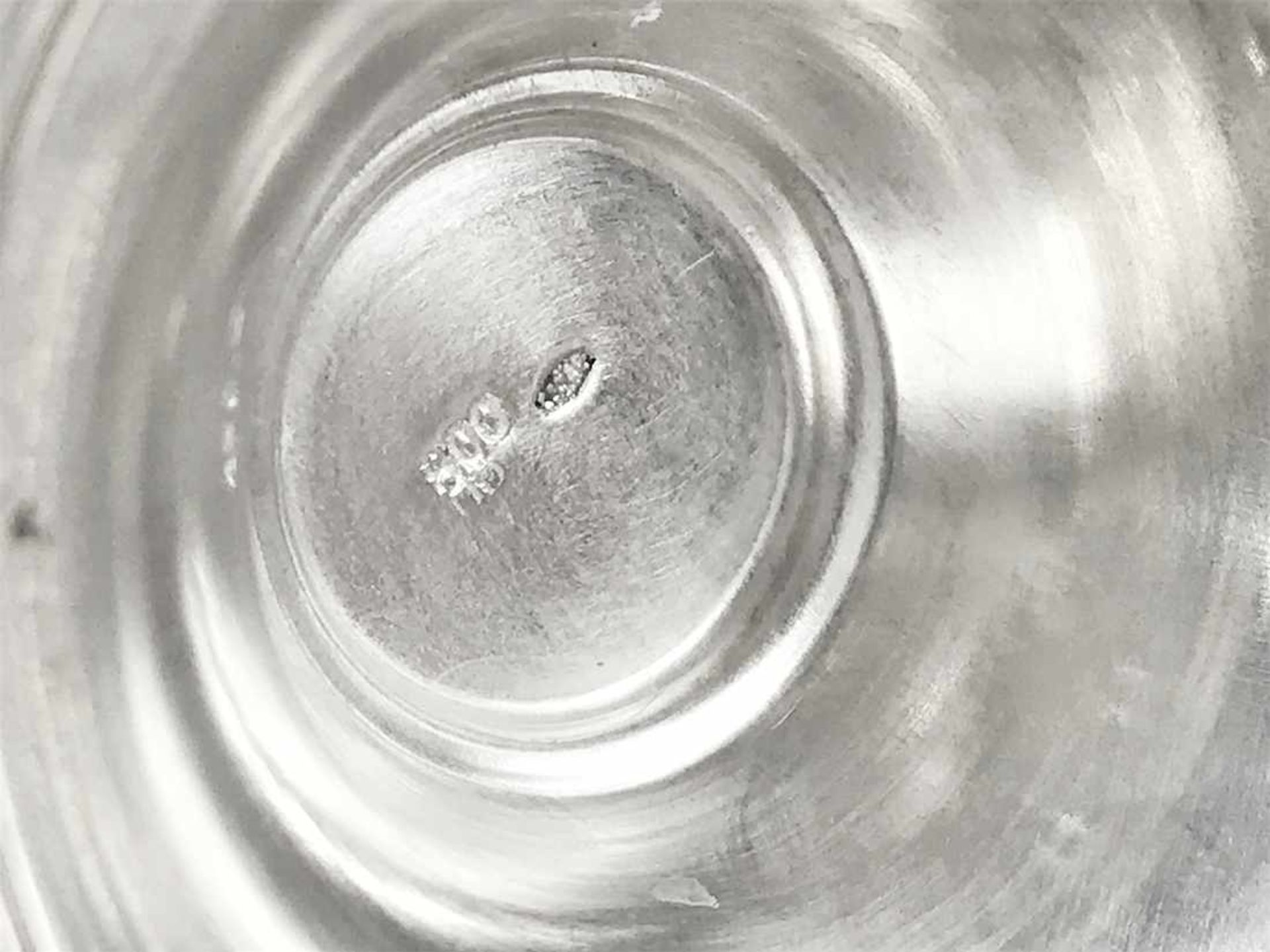 Humpen mit gravierten Kartuschen und durchbrochen gearbeiteter Handhabe in 800er Silber, innen Reste - Bild 9 aus 31