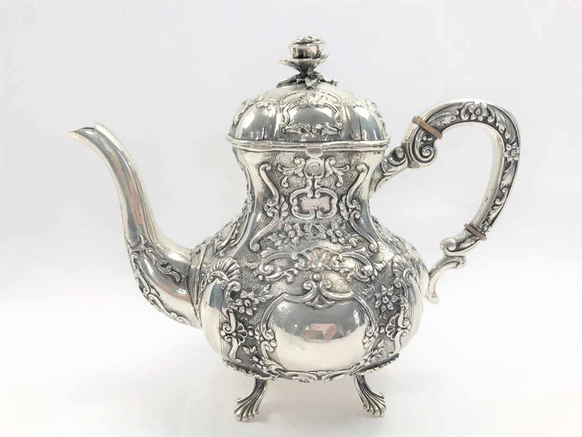 Kaffee- oder Teekanne mit reichem, reliefierten floralen Dekor in 830er Silber, leere