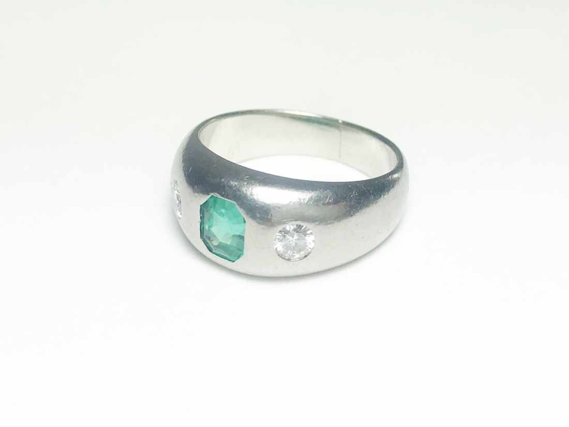 Ring Platin / 11,0 g, 1 Smaragd defekt, 2 Brillanten ca. 0,28 ct W si; RG: ca. 53 - Bild 6 aus 11