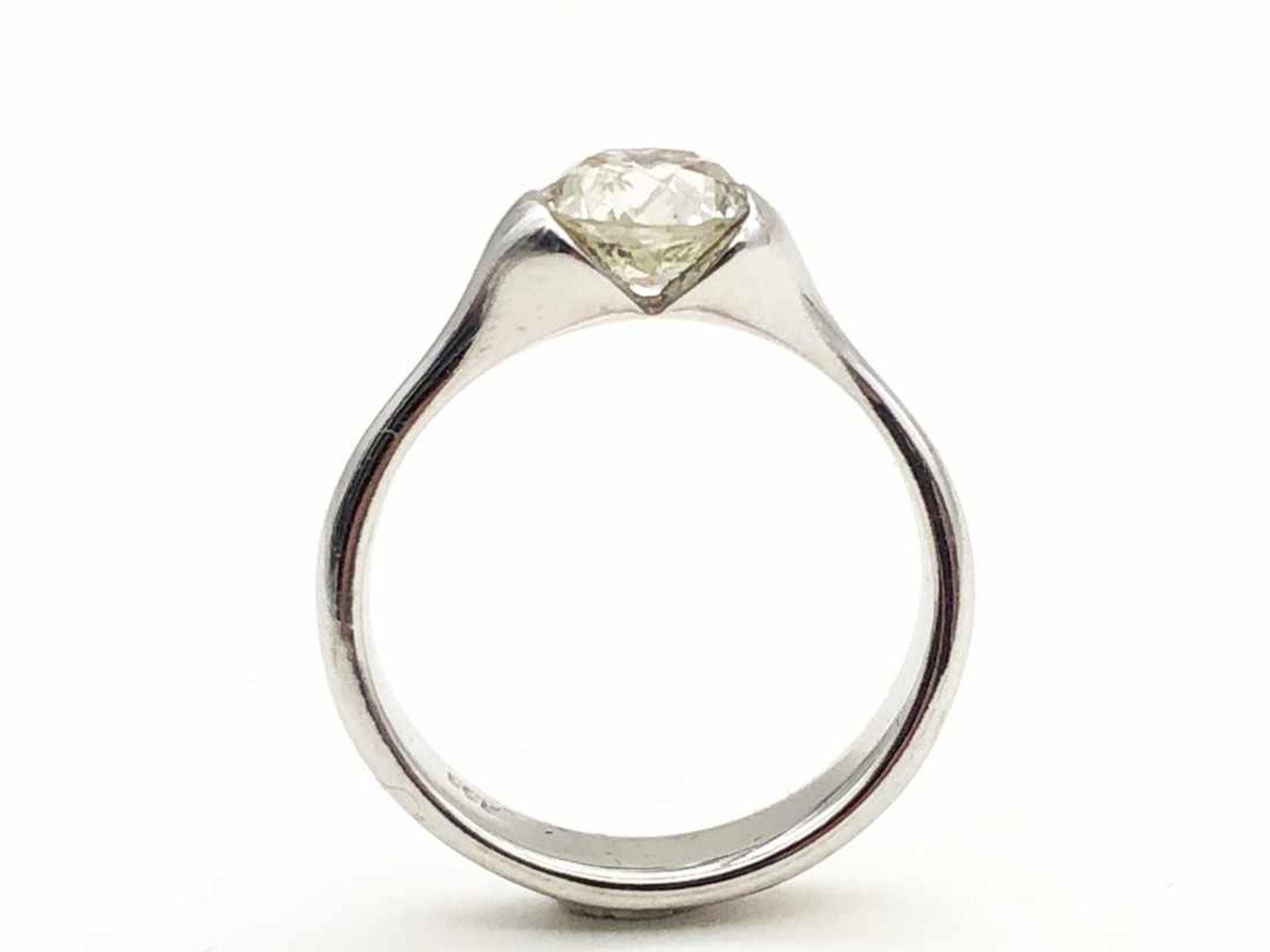 Ring 750 WG / 4,3 g, 1 Diamant Altschliff, ca. 1,40 ct, Tinted Yellow, piqué 2, Ø ca. 6,95 mm; RG: - Bild 10 aus 13