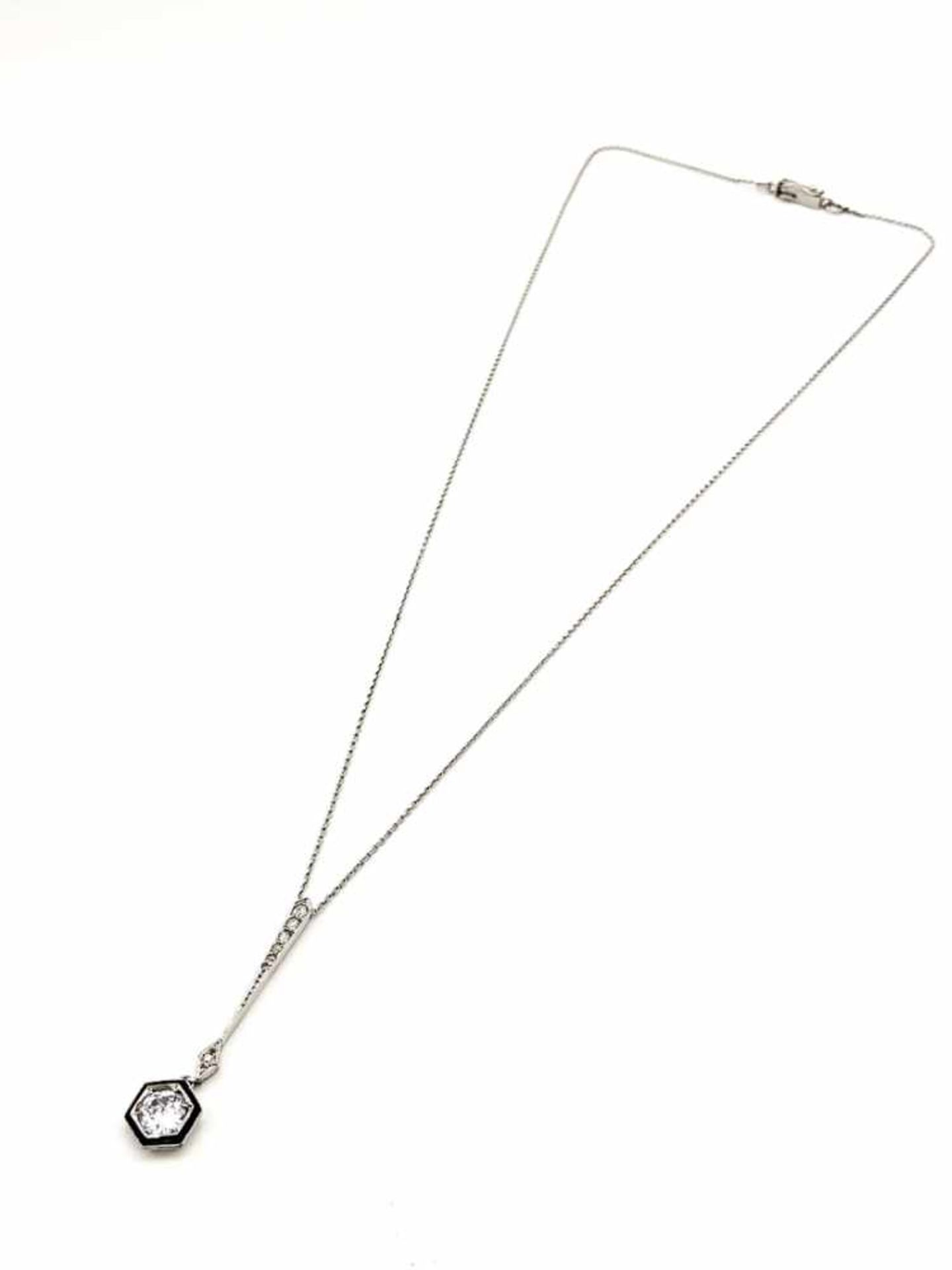 ART DECO Collier; Anhänger: Platin, Kette: 585 WG / 3,6 g, 1 Brillant Altschliff und kleine