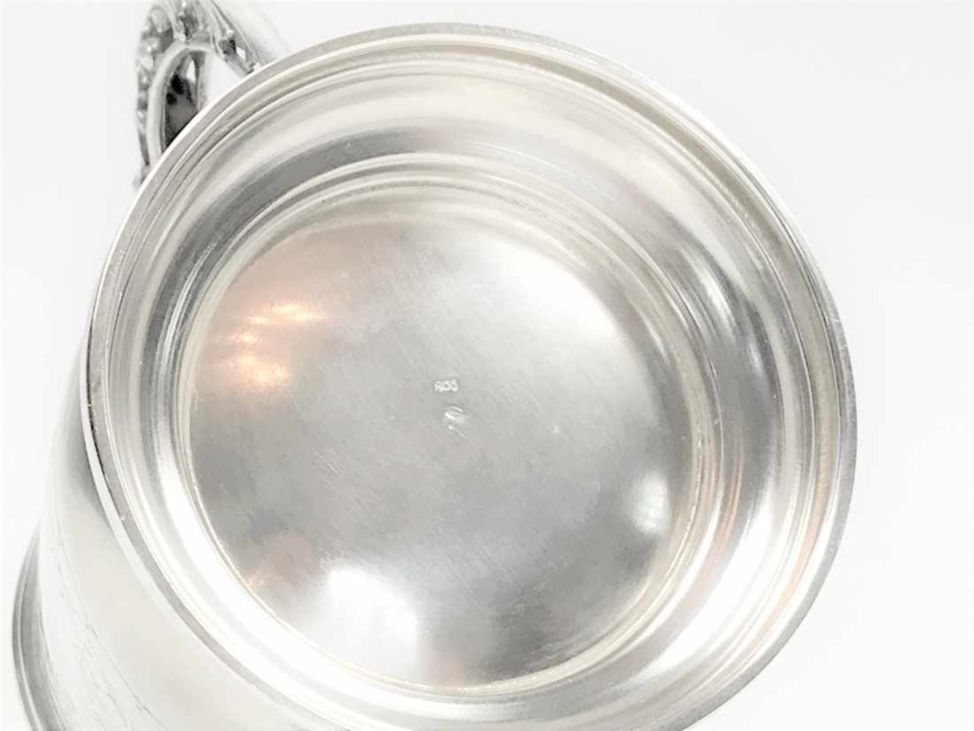 Humpen mit gravierten Kartuschen und durchbrochen gearbeiteter Handhabe in 800er Silber, innen Reste - Bild 20 aus 31