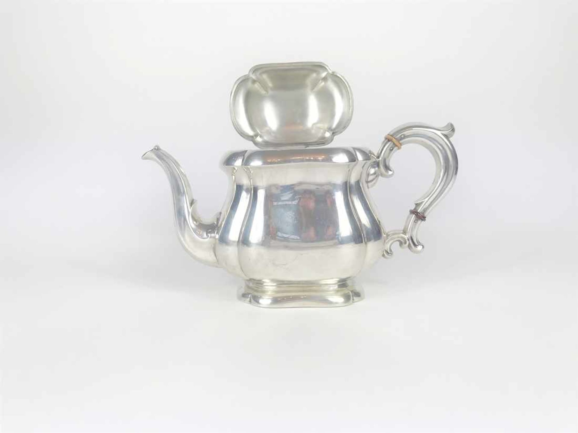 Teekanne in barocker Form in 830er Silber, Hornisolierungen am Griff, Wärmeisolierung in Craquelé. - Bild 8 aus 28