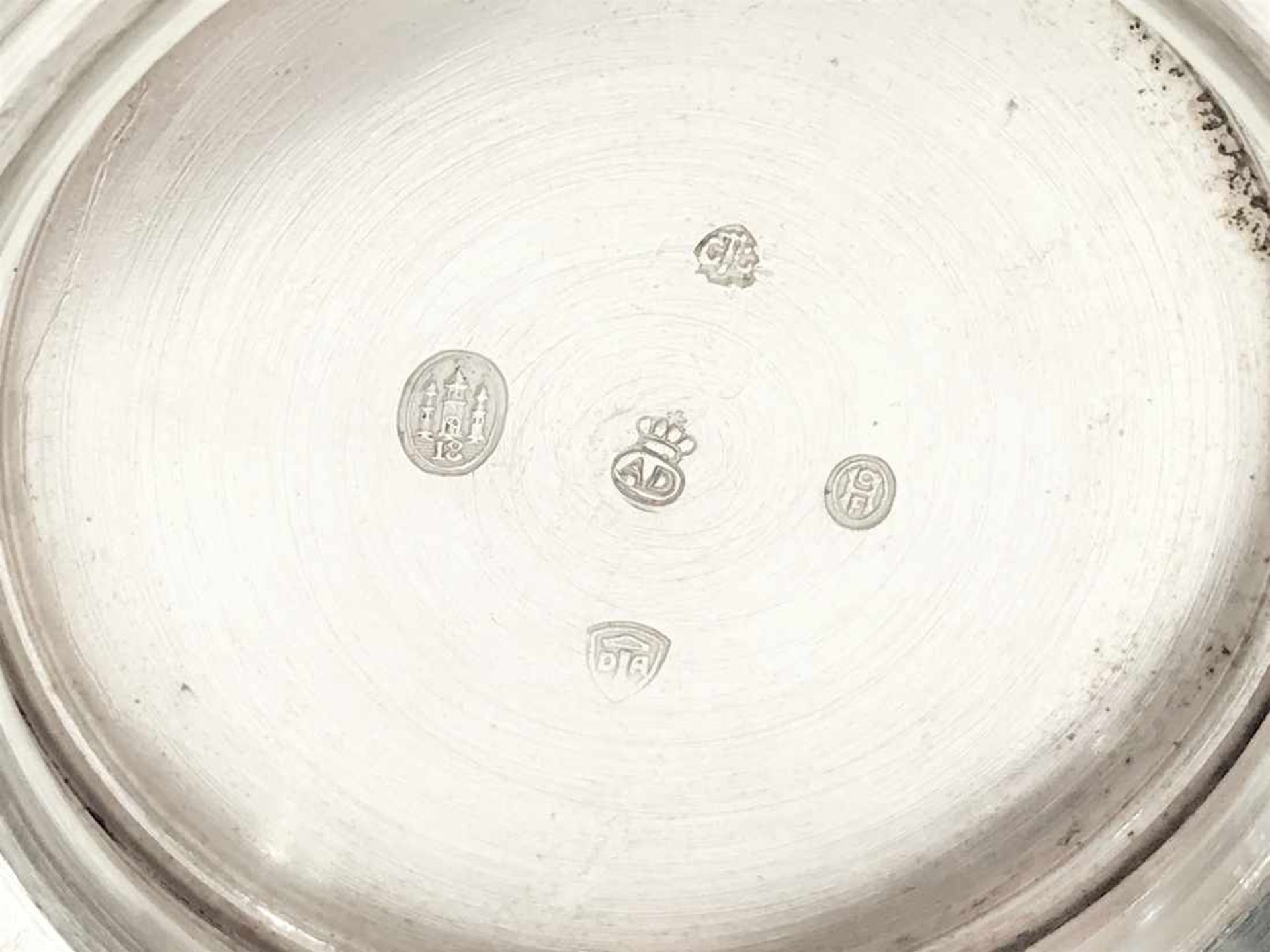 ART DECO Heißwasserkanne mit Ebenholzgriff auf rundem Fuß in gebauchter Form in 835er Silber, - Bild 8 aus 16