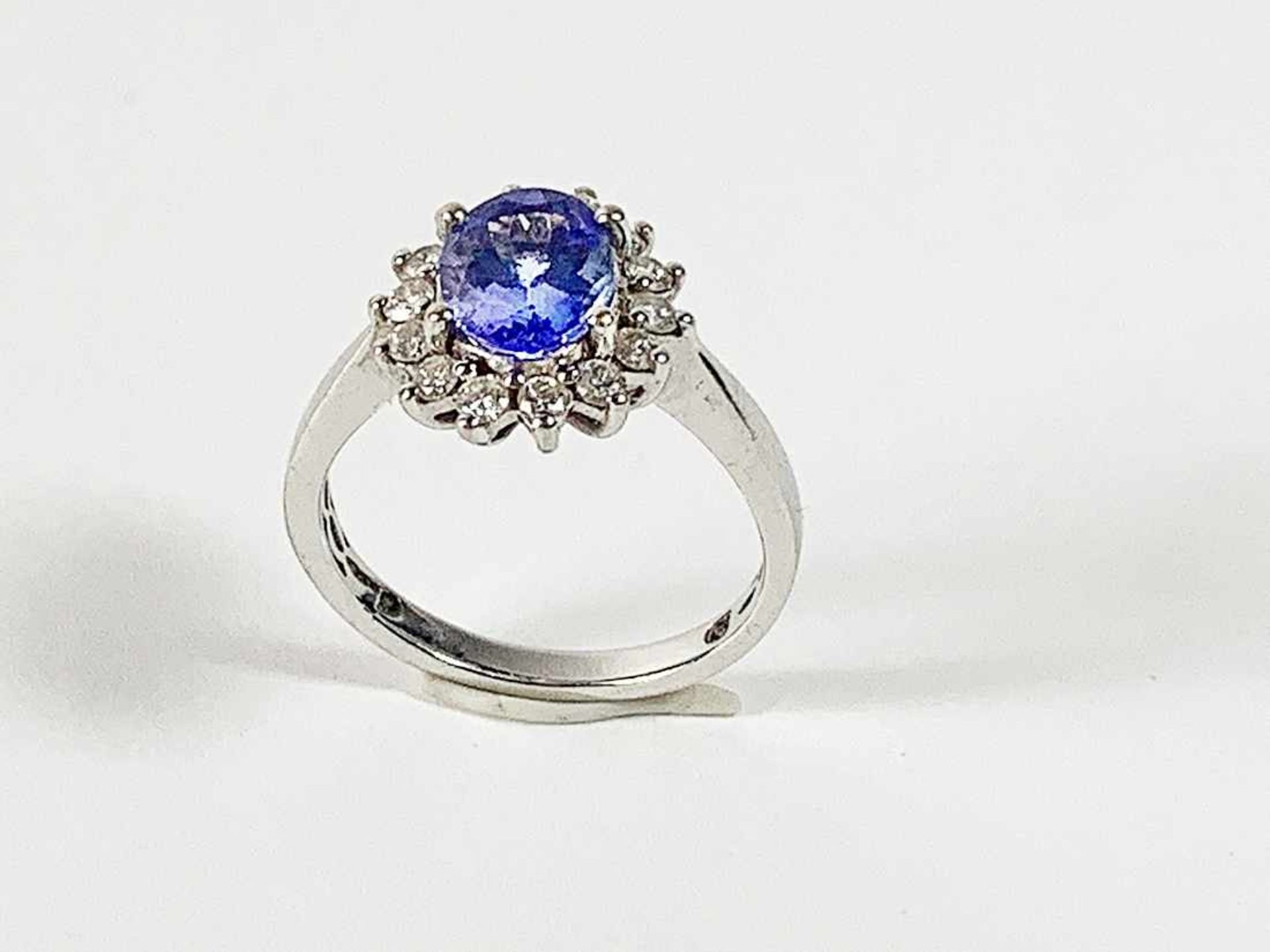 Ring 750 WG / 5,0 g, 1 Tansanit im Ovalschliff ca. 1,50 ct, Maße: ca. 7,0 x 9,0 mm, 14 Brillanten - Bild 10 aus 12