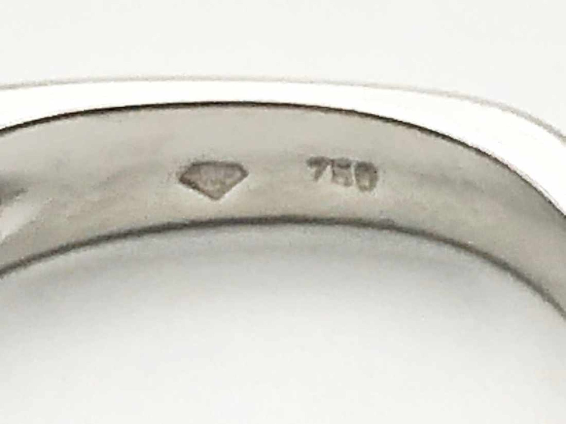 Ring 750 WG / 5,8 g / 2 Diamanten im Navetteschliff, 1 Saphir Cabochon, leicht defekt, punziert - Bild 15 aus 15