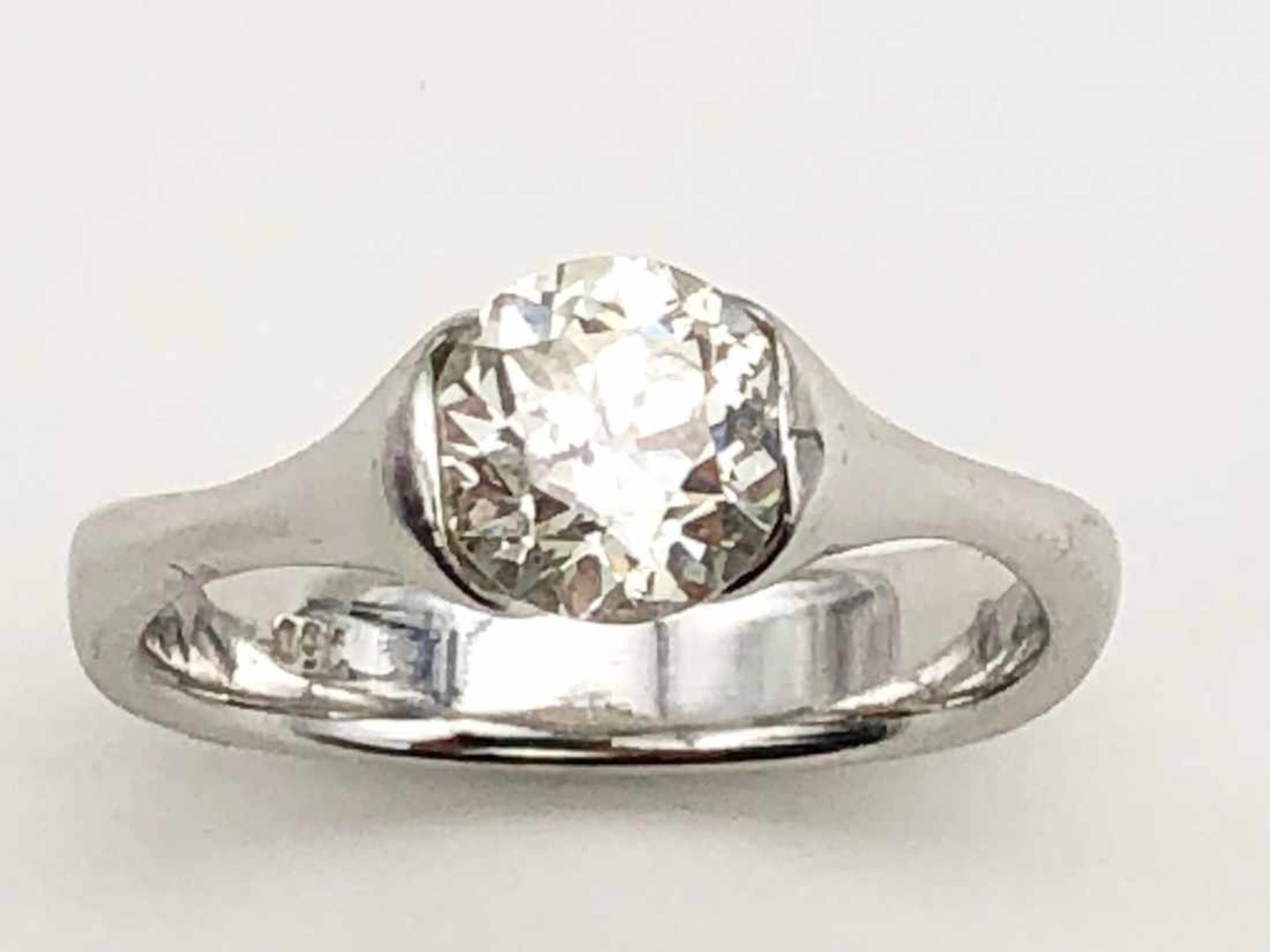 Ring 750 WG / 4,3 g, 1 Diamant Altschliff, ca. 1,40 ct, Tinted Yellow, piqué 2, Ø ca. 6,95 mm; RG: