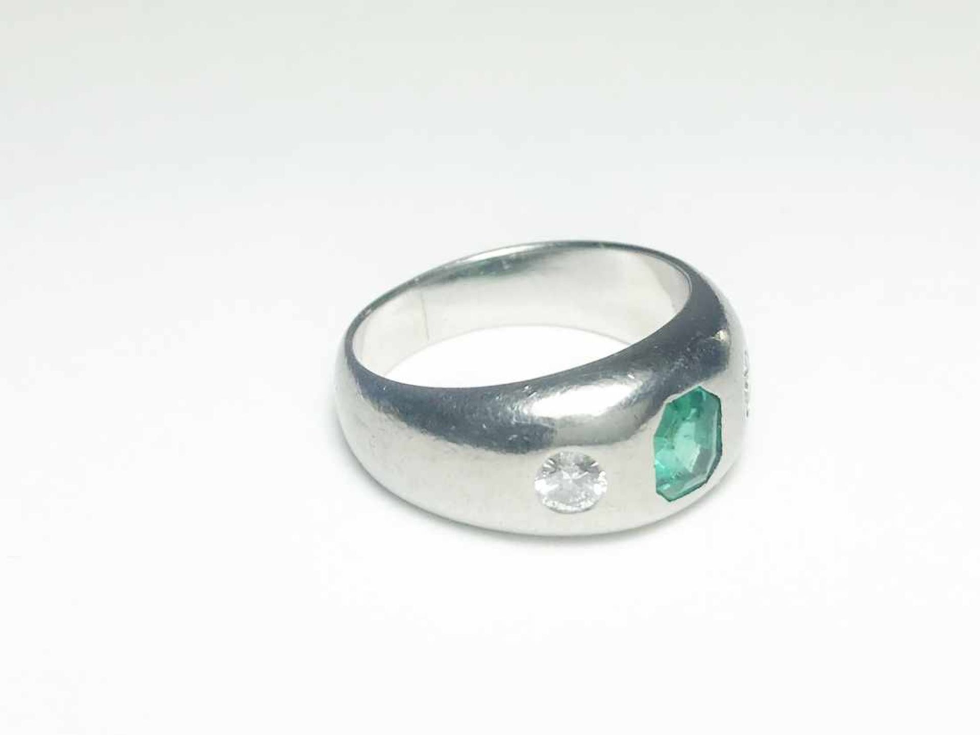 Ring Platin / 11,0 g, 1 Smaragd defekt, 2 Brillanten ca. 0,28 ct W si; RG: ca. 53 - Bild 8 aus 11