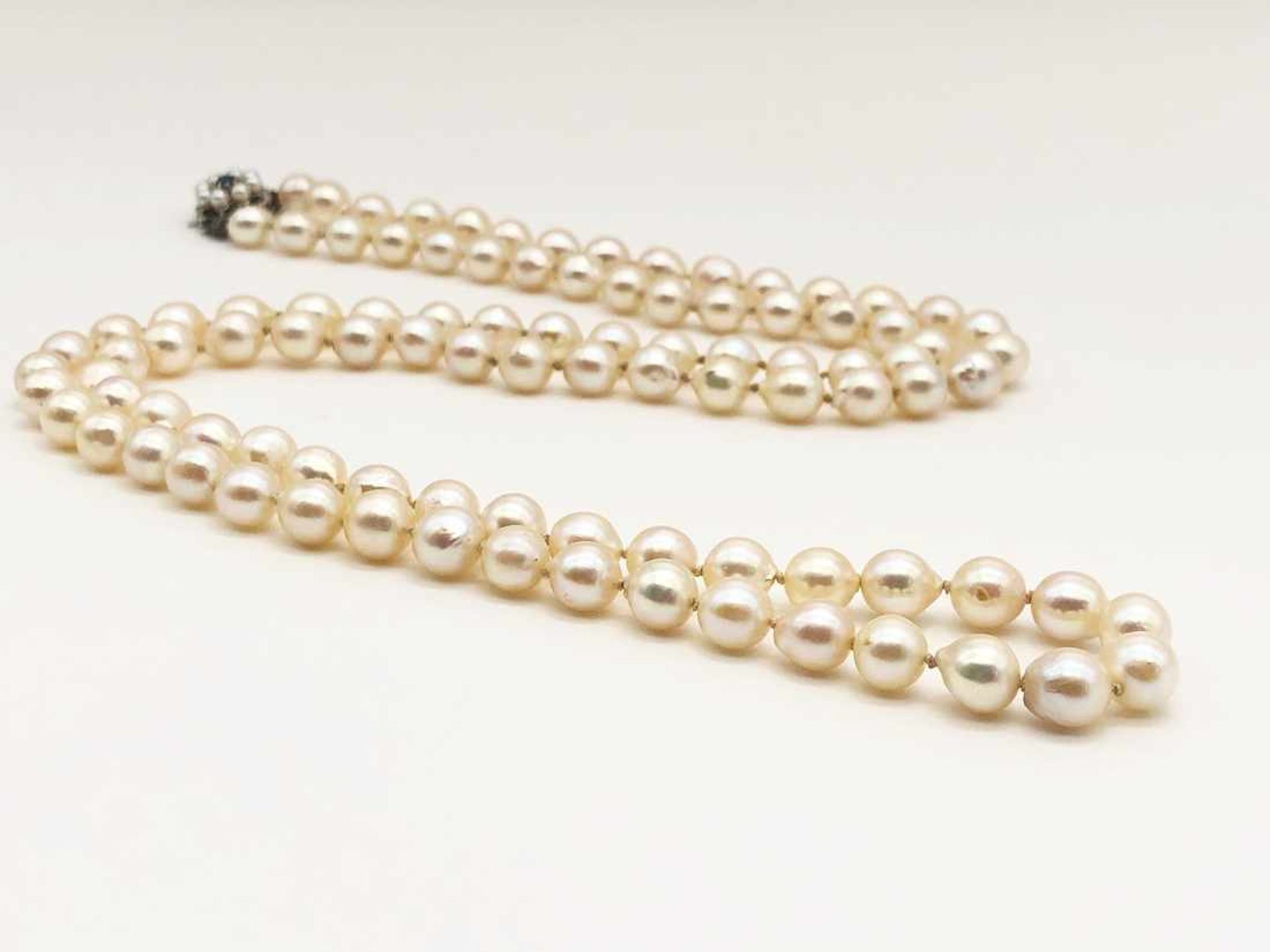 Perlenkette mit Saphirverschluss 585 WG/GG, 1 Saphir; Länge Kette: ca. 88 cm, Ø Schließe ca. 1,36 - Bild 2 aus 8