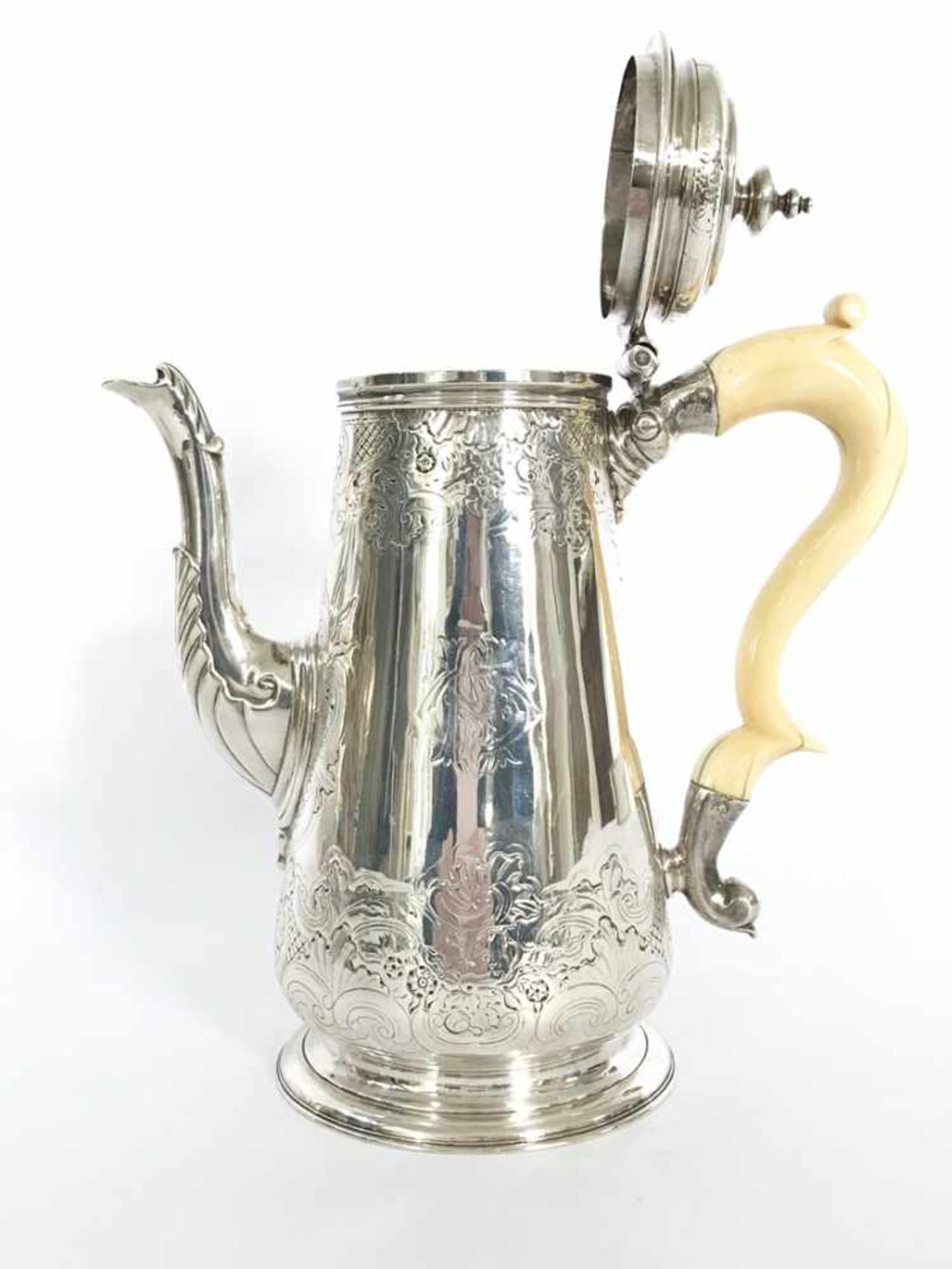 Kaffeekanne, 925er Silber, Silbermarke Kannenboden, Elfenbeinhenkel; handgetrieben, wohl London 1778