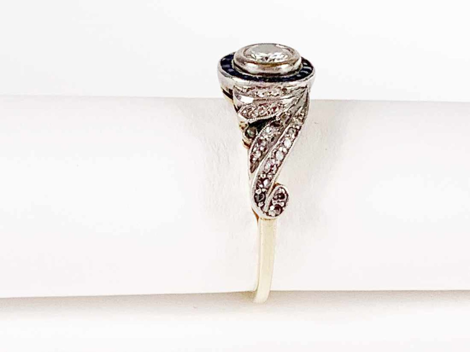 ART DECO Ring Silber / Gold / 3,1 g, 1 Brillant ca. 0,22 ct und Diamantrosen, Saphire; RG: ca. 49. - Bild 14 aus 15