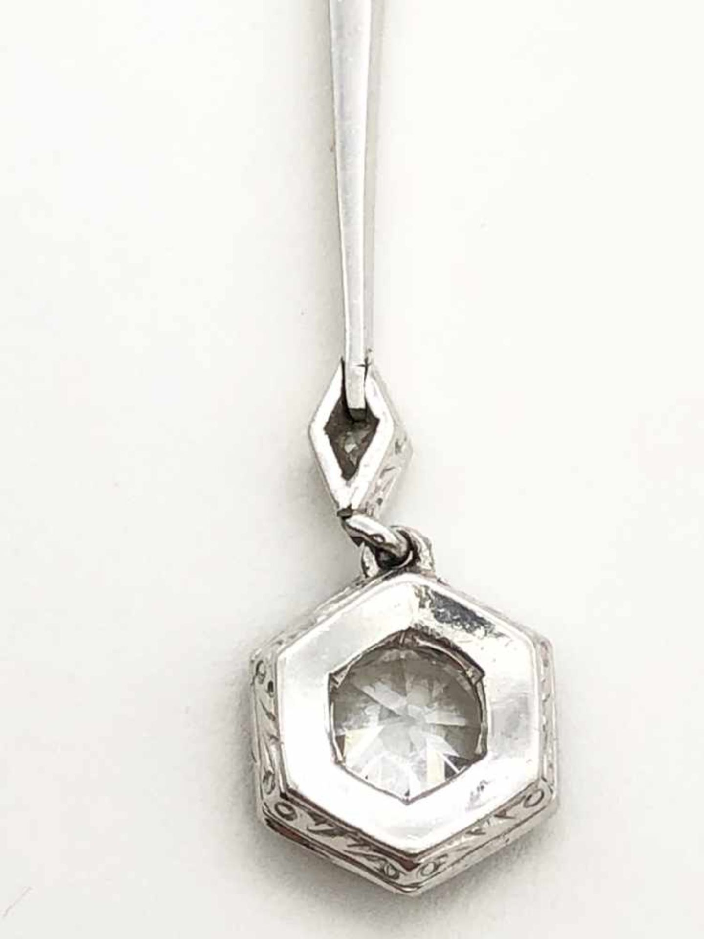 ART DECO Collier; Anhänger: Platin, Kette: 585 WG / 3,6 g, 1 Brillant Altschliff und kleine - Bild 8 aus 10