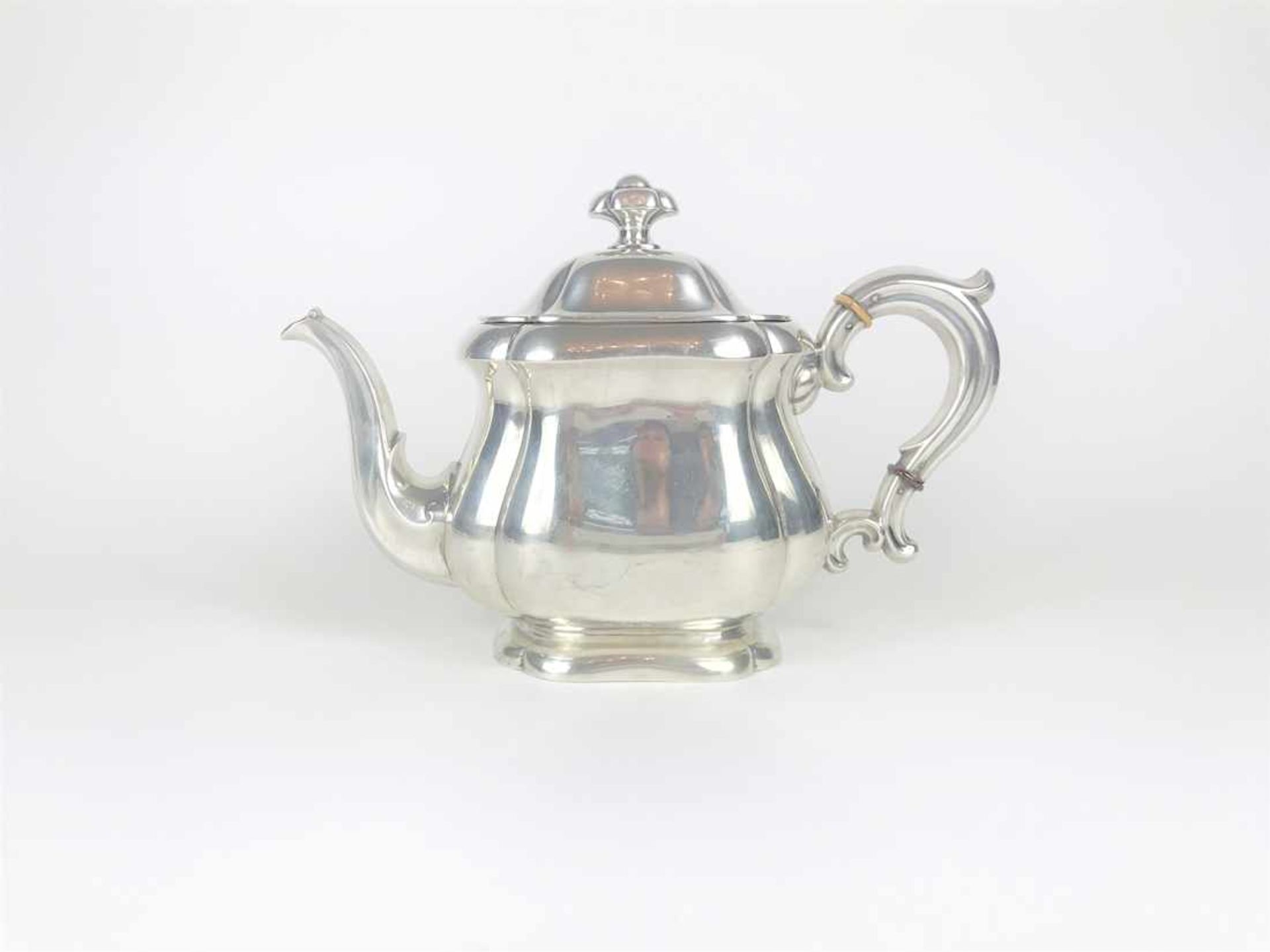 Teekanne in barocker Form in 830er Silber, Hornisolierungen am Griff, Wärmeisolierung in Craquelé. - Bild 7 aus 28