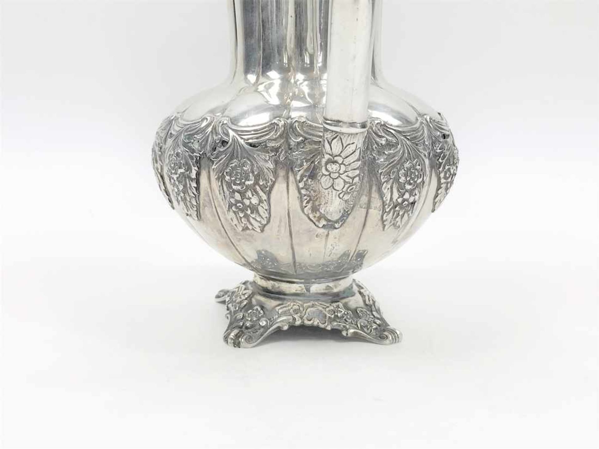 Schenkkrug mit umlaufend reliefierter Blütenbordüre in 830er Silber, hergestellt in der - Bild 10 aus 25