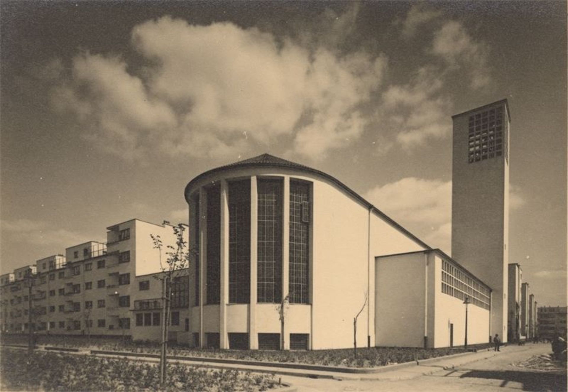 Werner Mantz (Köln 1901 – 1983 Eijsden)Köln-Kalkerfeld. Kirche St. Petrus Canisius (1931).