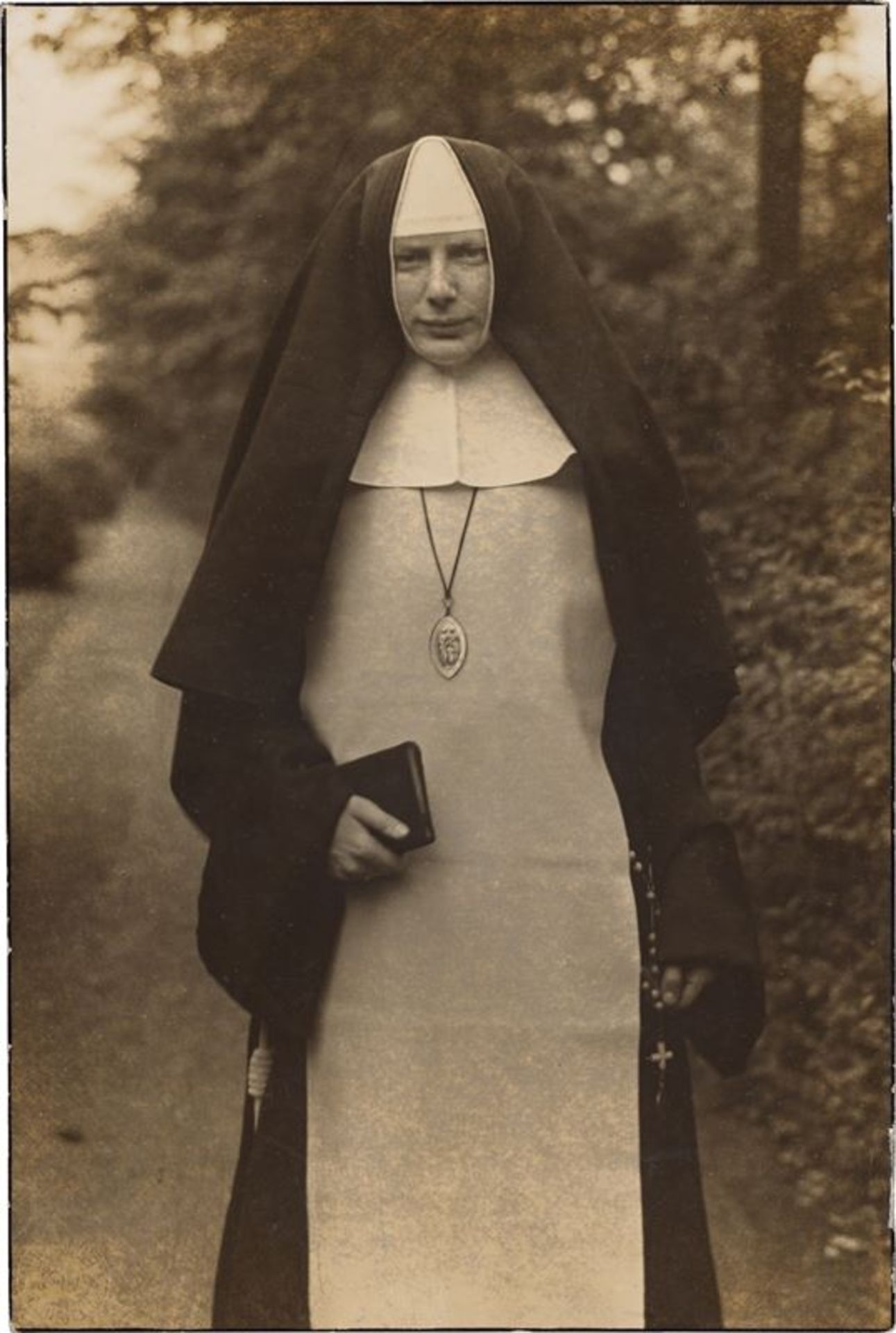 August Sander (Herdorf 1876 – 1964 Köln)Schwester Aquina-Maria. Städtisches Waisenhaus, Köln-Sülz.
