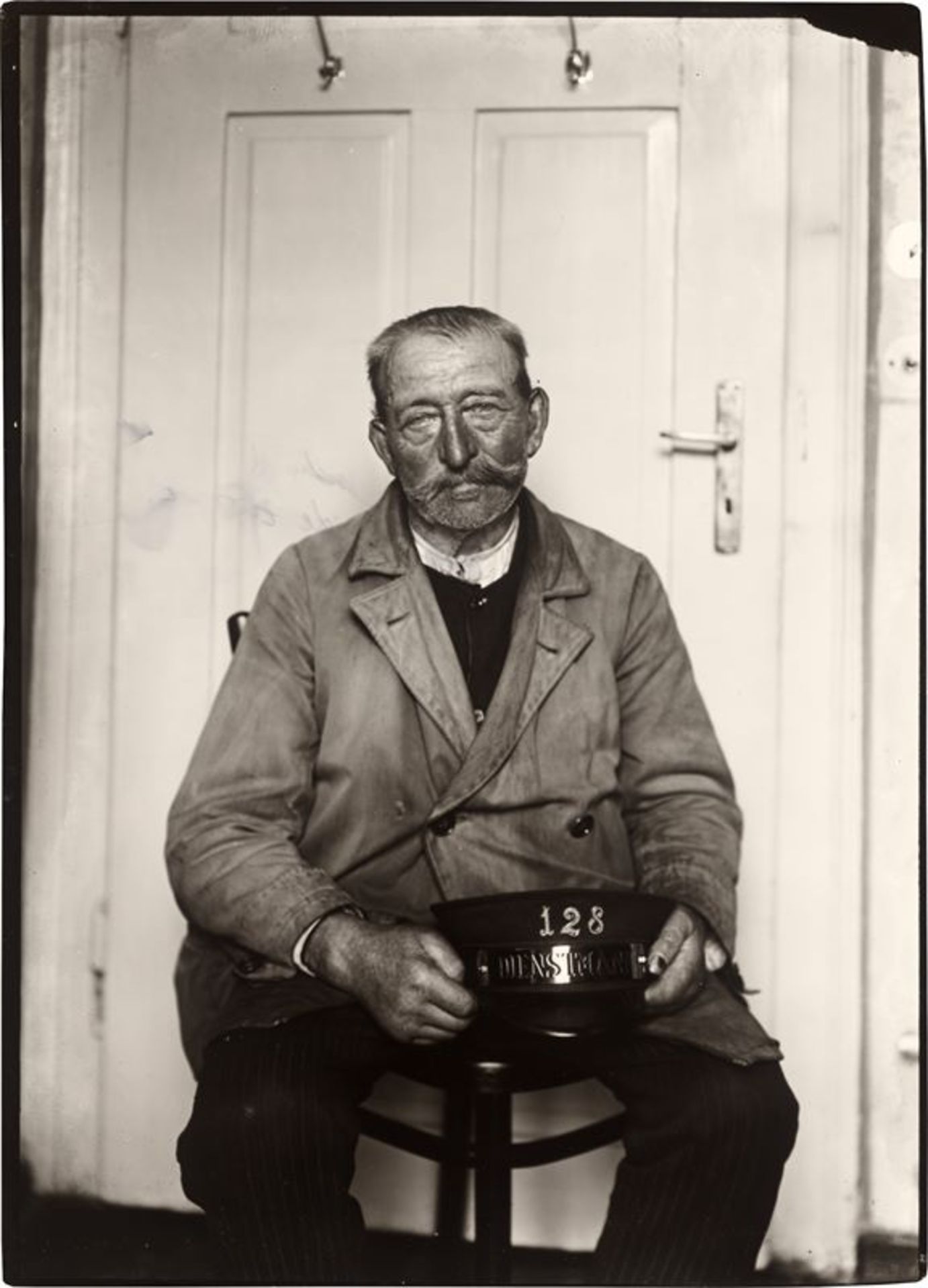 August Sander (Herdorf 1876 – 1964 Köln)Dienstmann, München. 1928Späterer Silbergelatineabzug. 37,