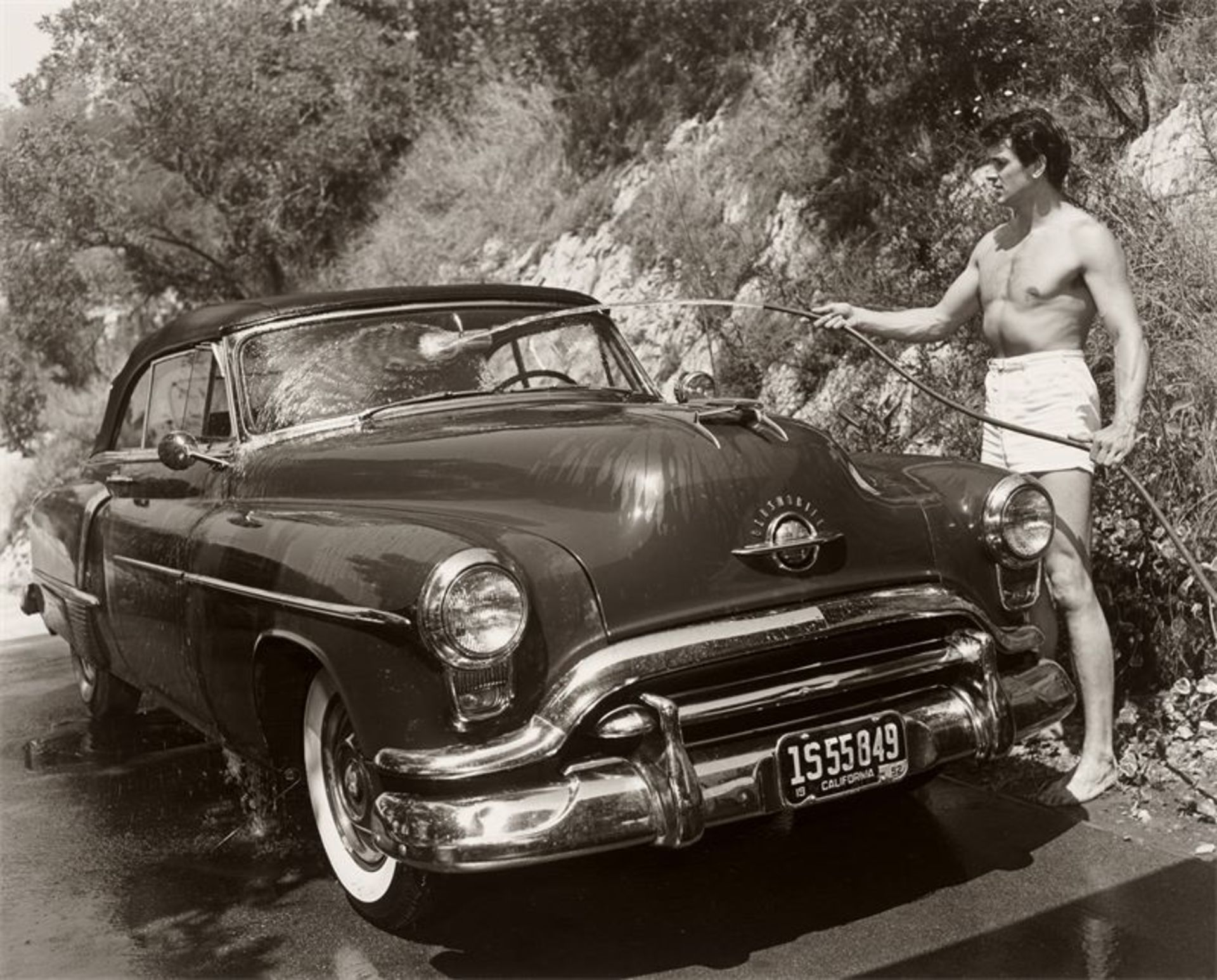 Sid Avery (Akron/Ohio 1918 – 2002 Los Angeles)„Rock Hudson washing his car, photographed outside his