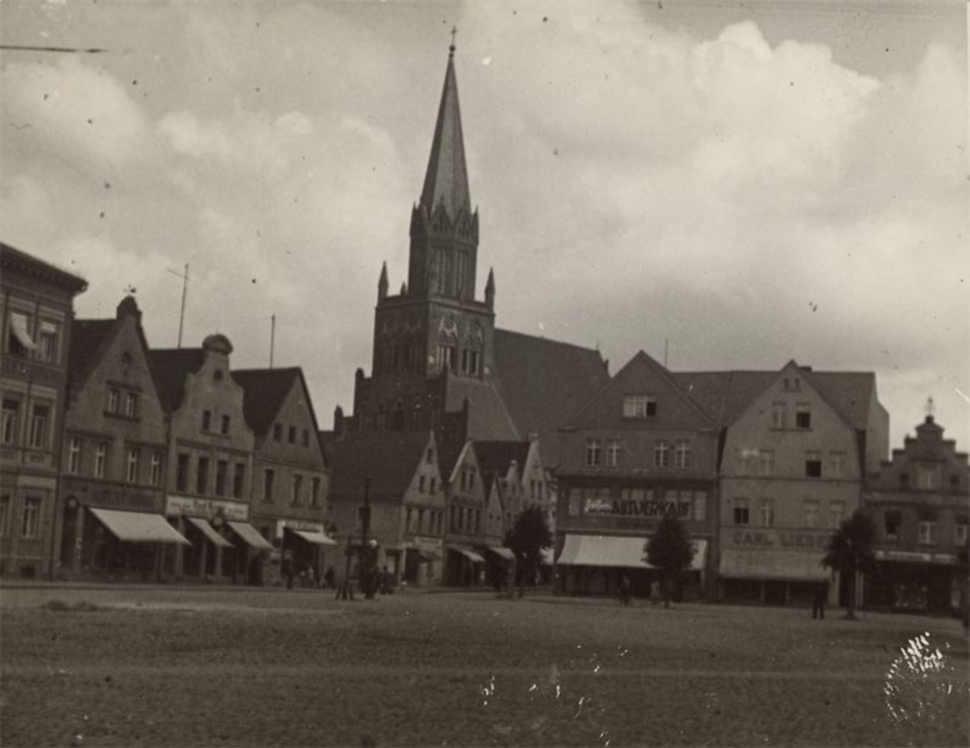 Lyonel Feininger (1871 – New York – 1956)Blick auf Marktplatz und Marienkirche von Treptow a.d.