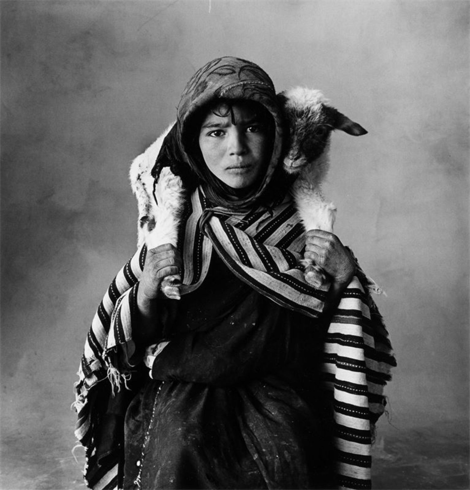 Irving Penn (Plainfield/New Jersey 1917 – 2009 New York)„Young Berber Shepherdess, Morocco“.